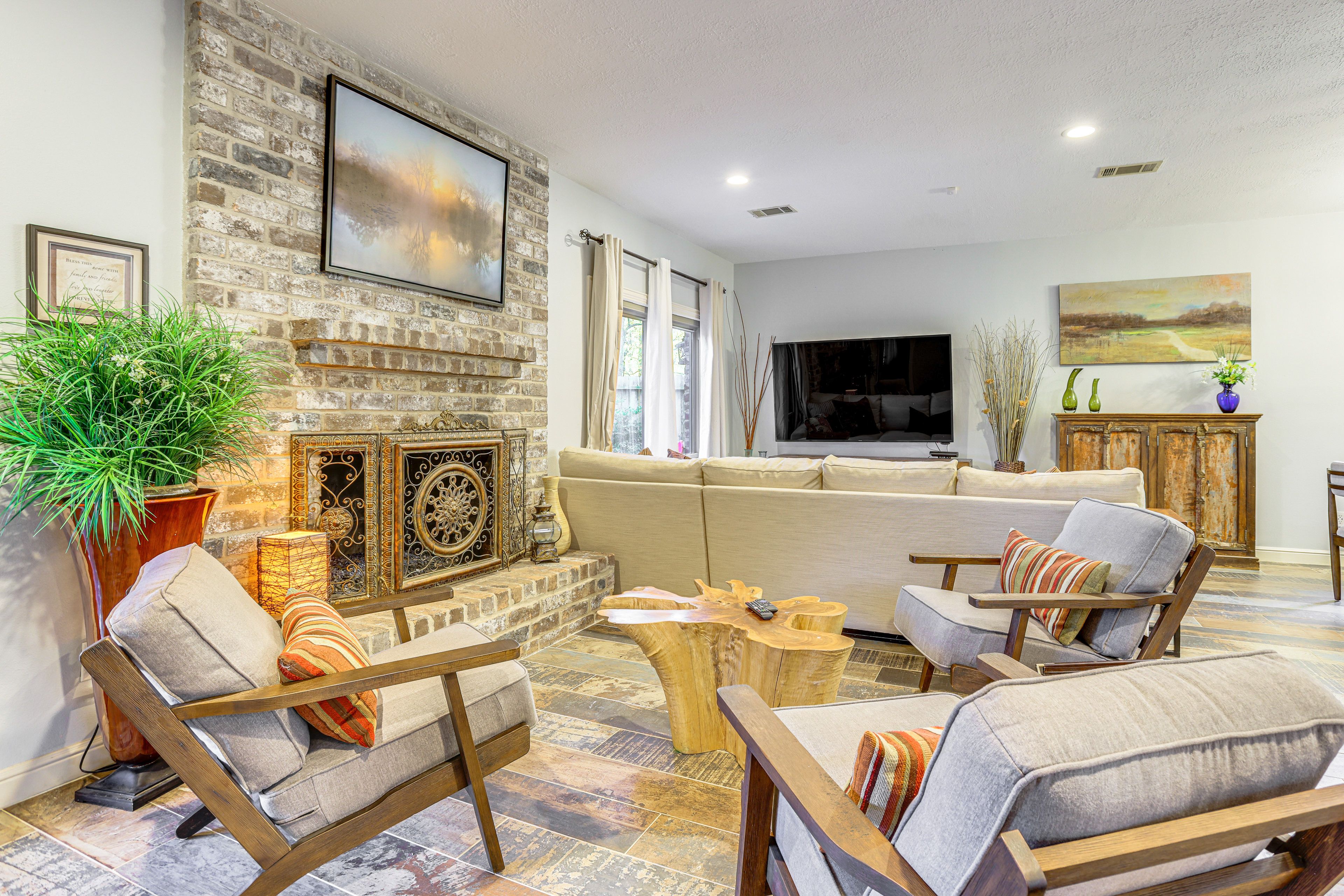 Living Area | Fireplace | Smart TV | Board Games | 1st Floor