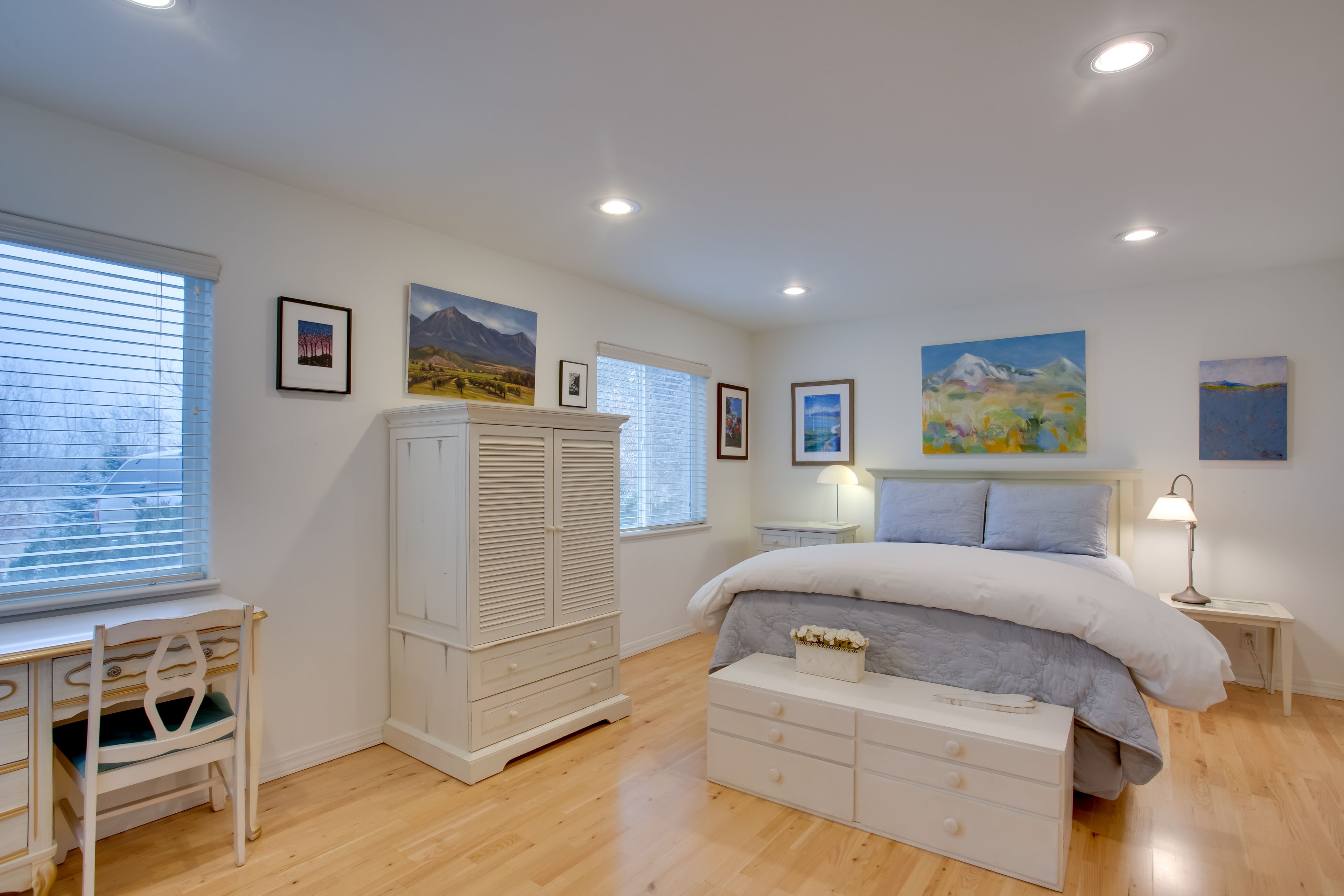 Bedroom | Queen Bed | Desk