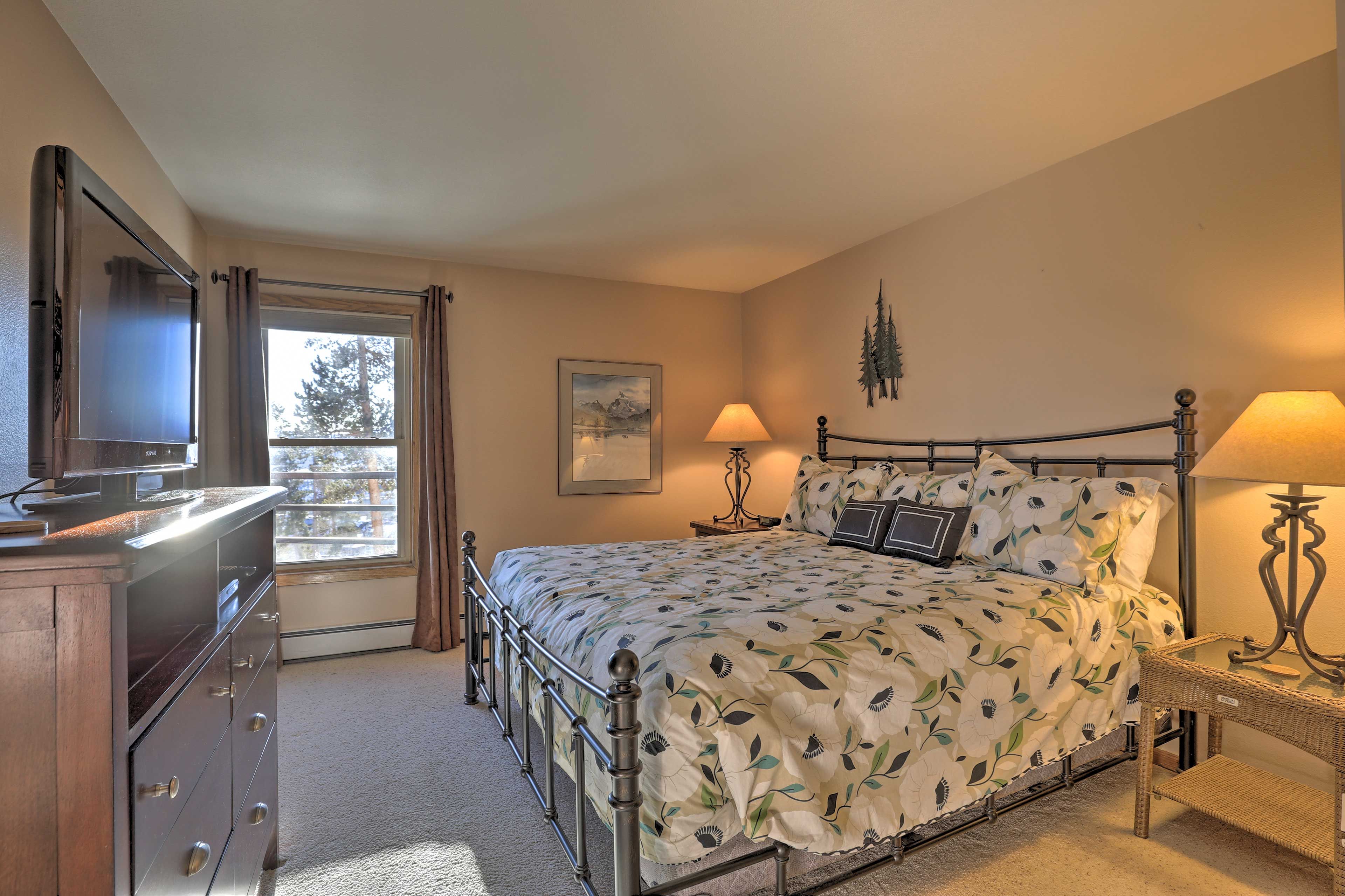 Bedroom 1 | King Bed | En-Suite Bathroom