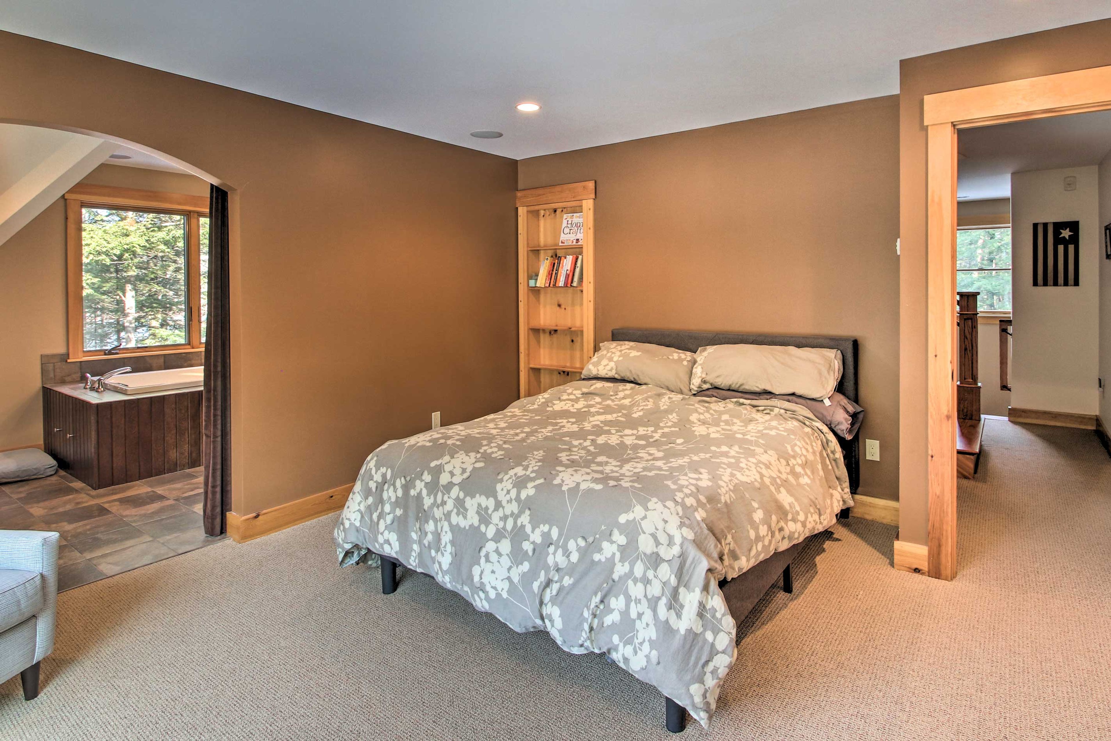 Bedroom 1 | Queen Bed | En-Suite Bathroom | Lake Views