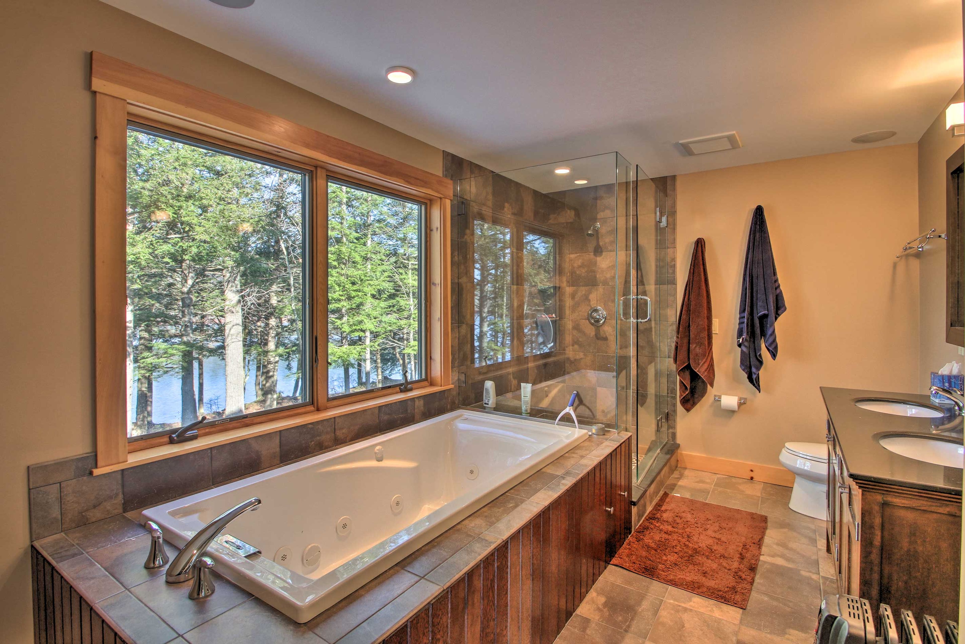 En-Suite Bathroom | Jetted Tub | Walk-In Shower