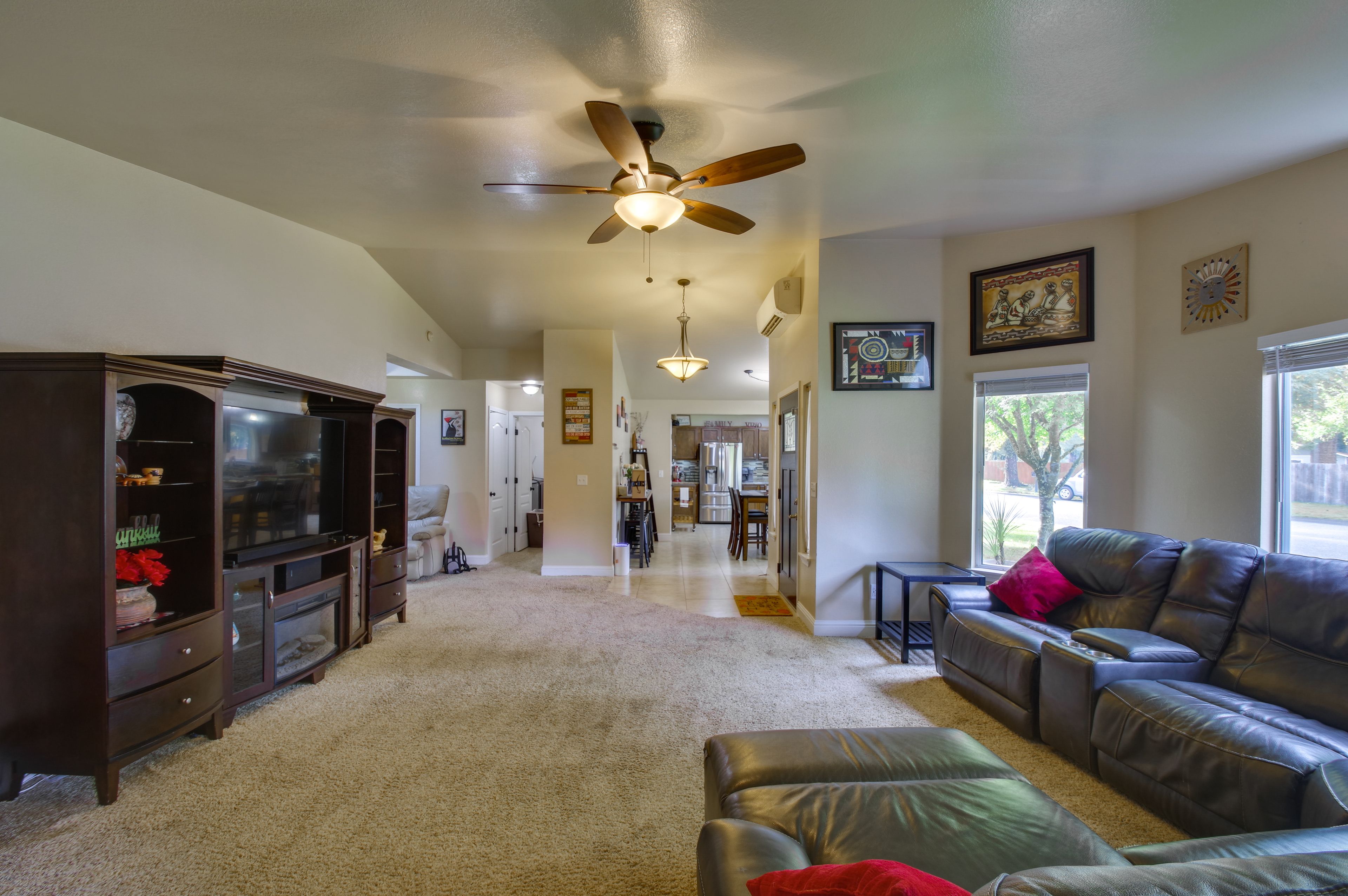 Living Room | Smart TV | Free WiFi | Fireplace