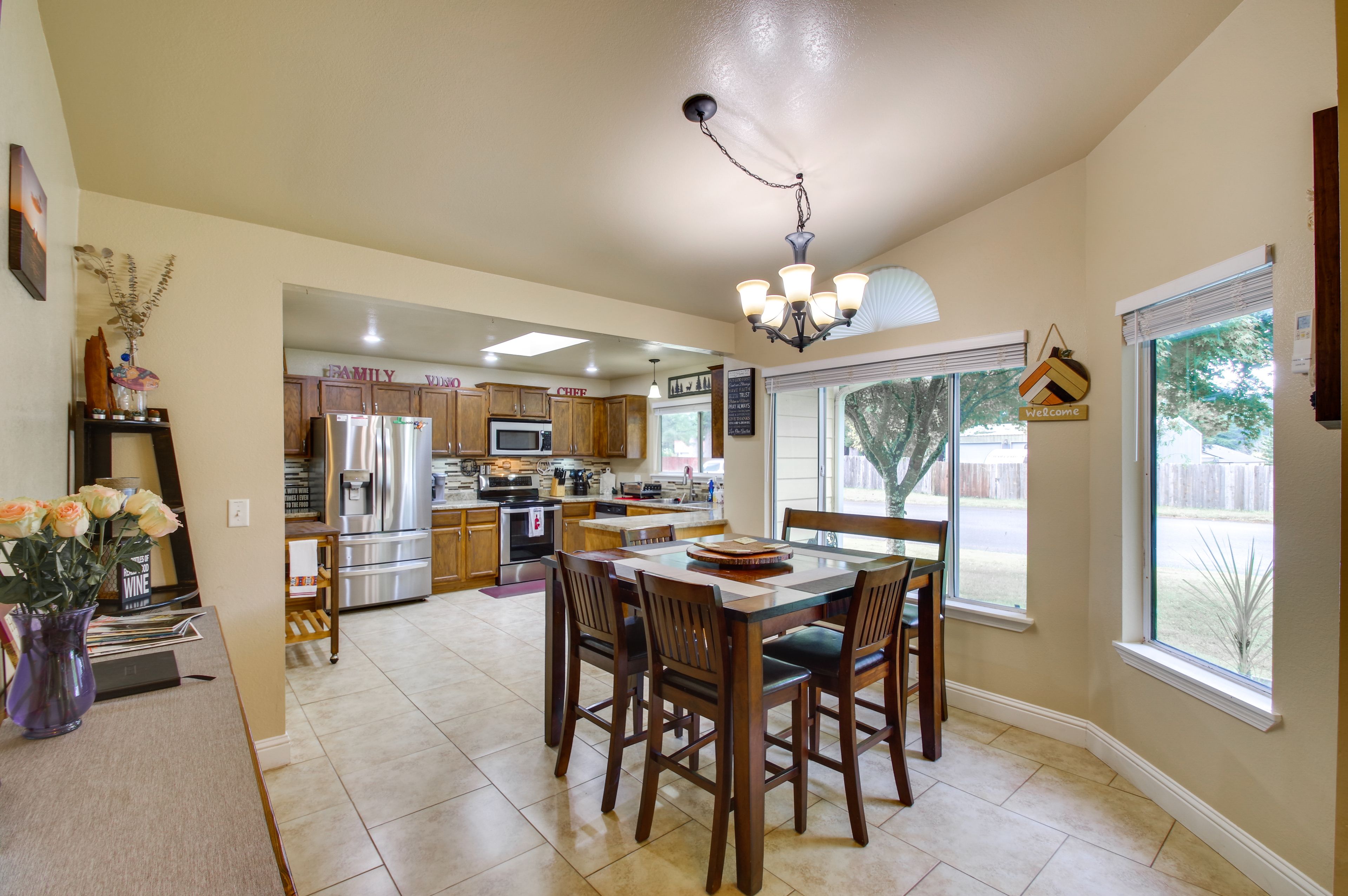 Dining Area | Dishes & Flatware Provided