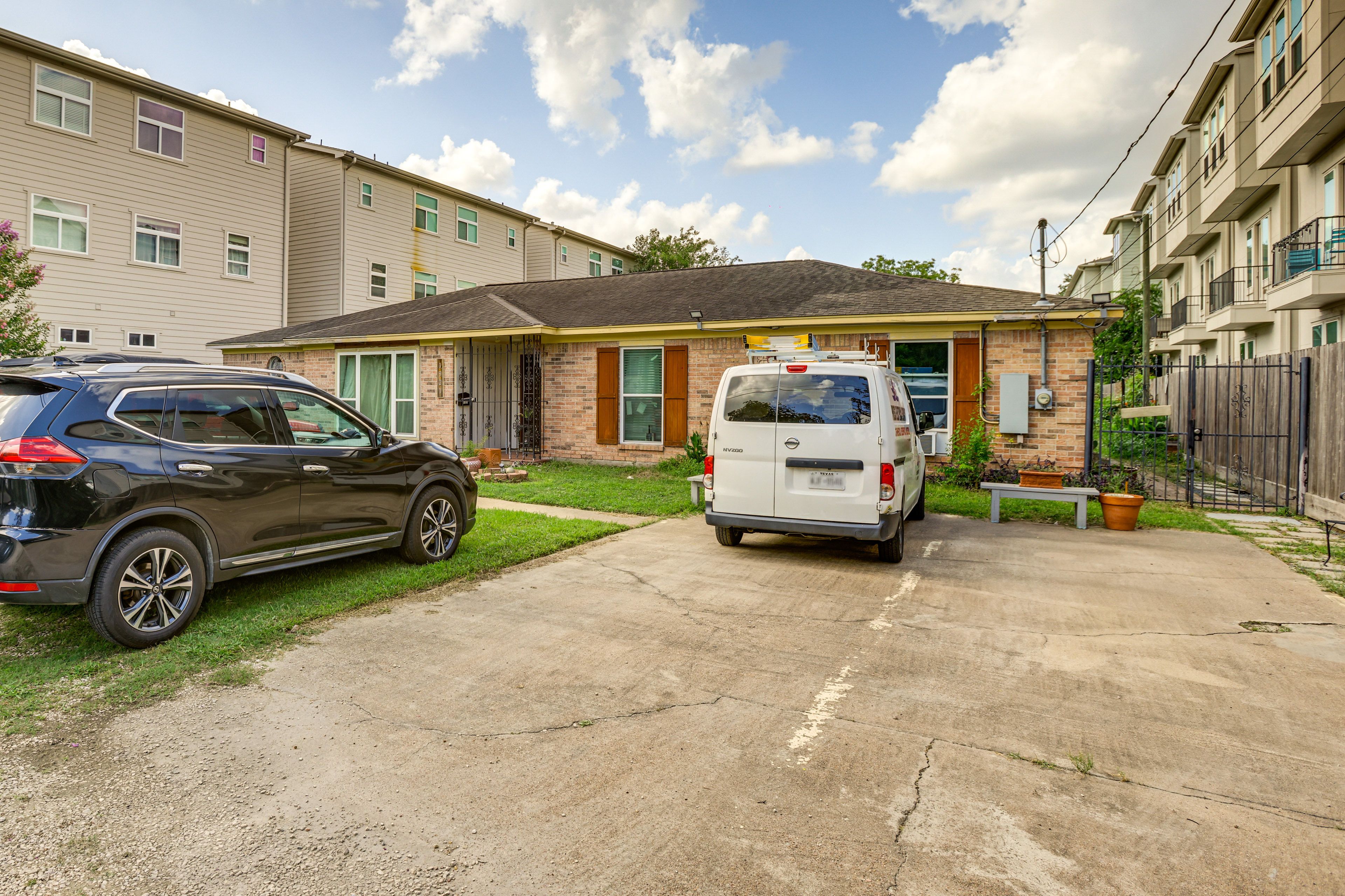 Parking | Driveway (2 Vehicles)