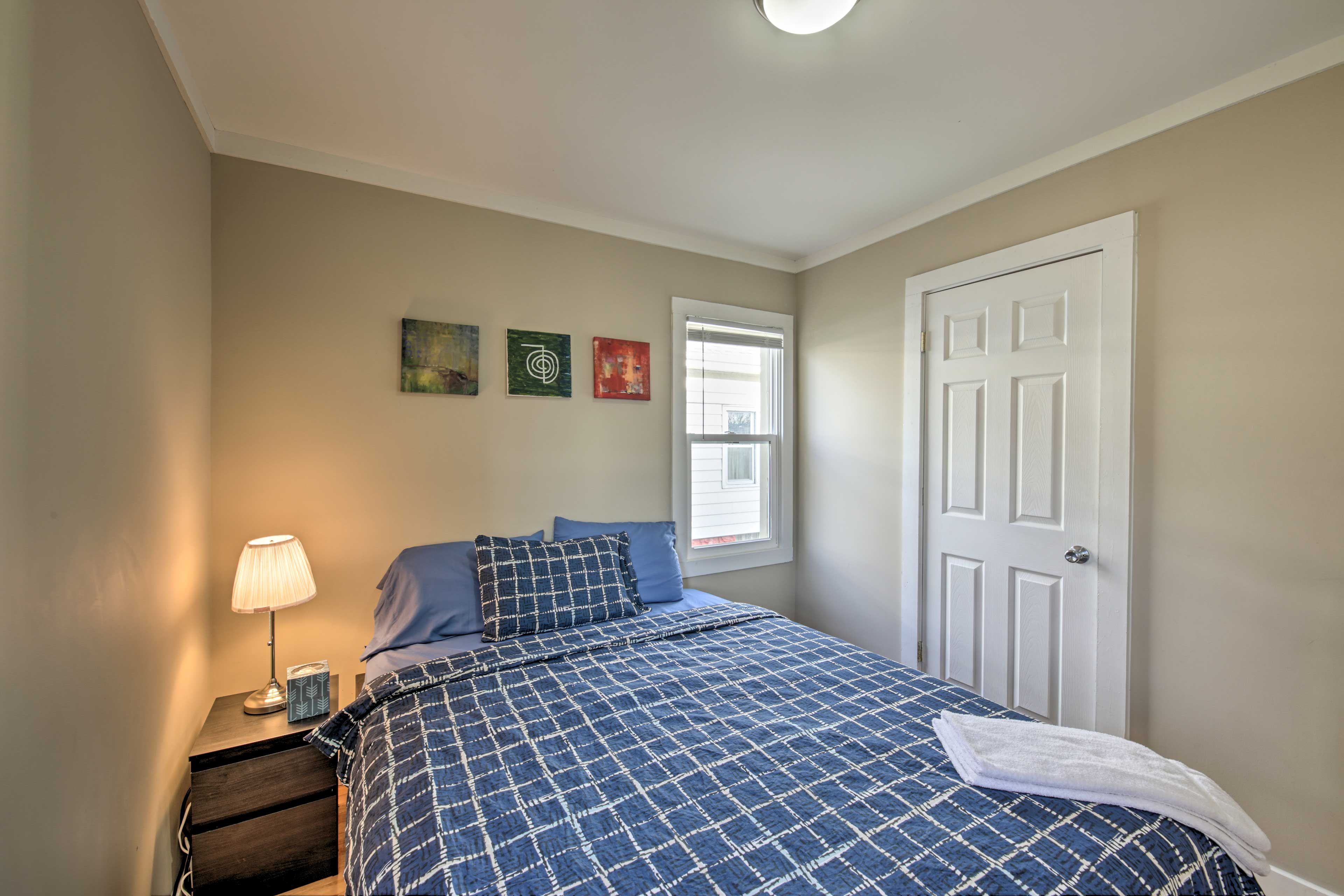 This room features a comfy queen bed for 2.