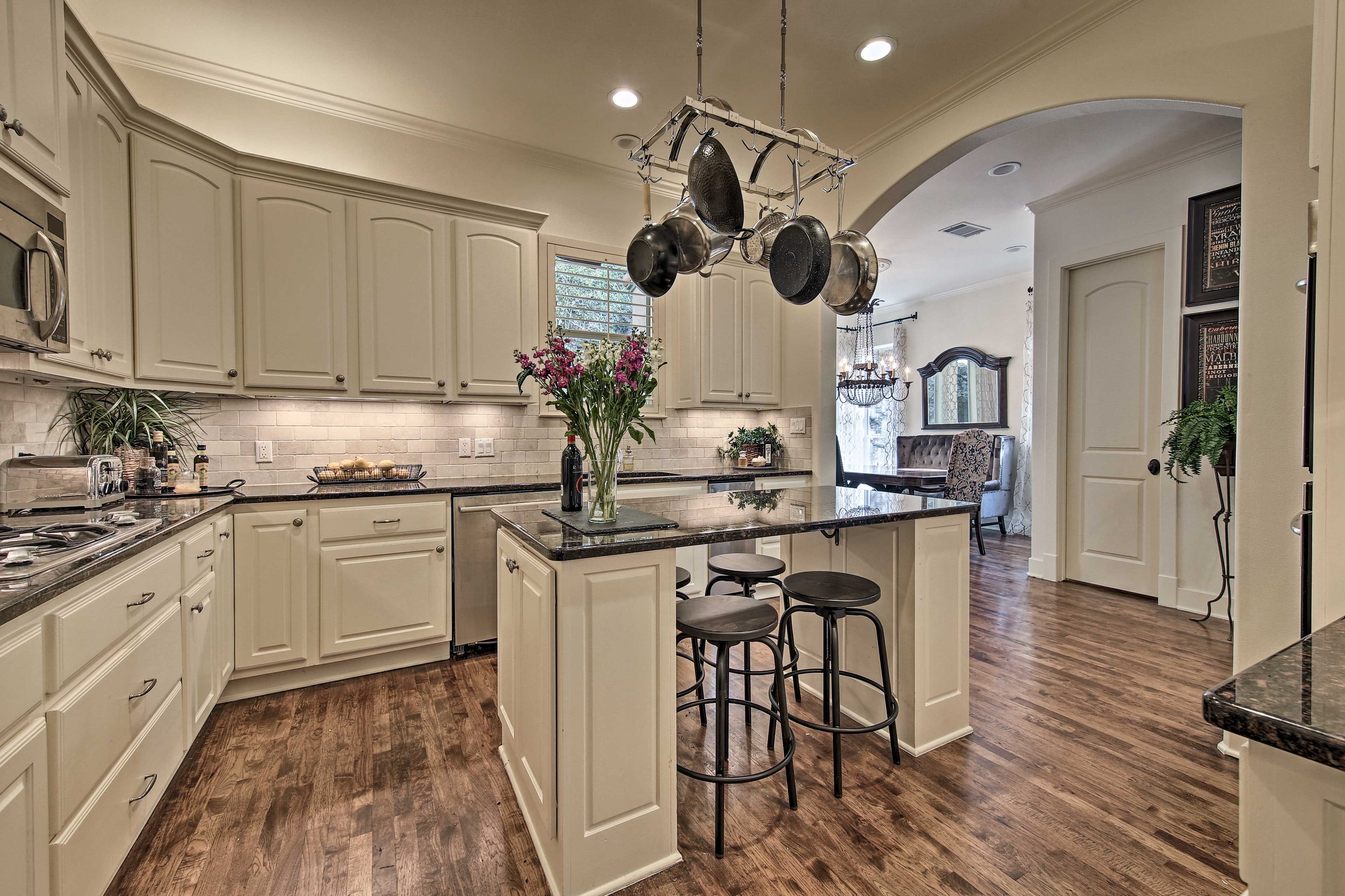 This kitchen is fully equipped.