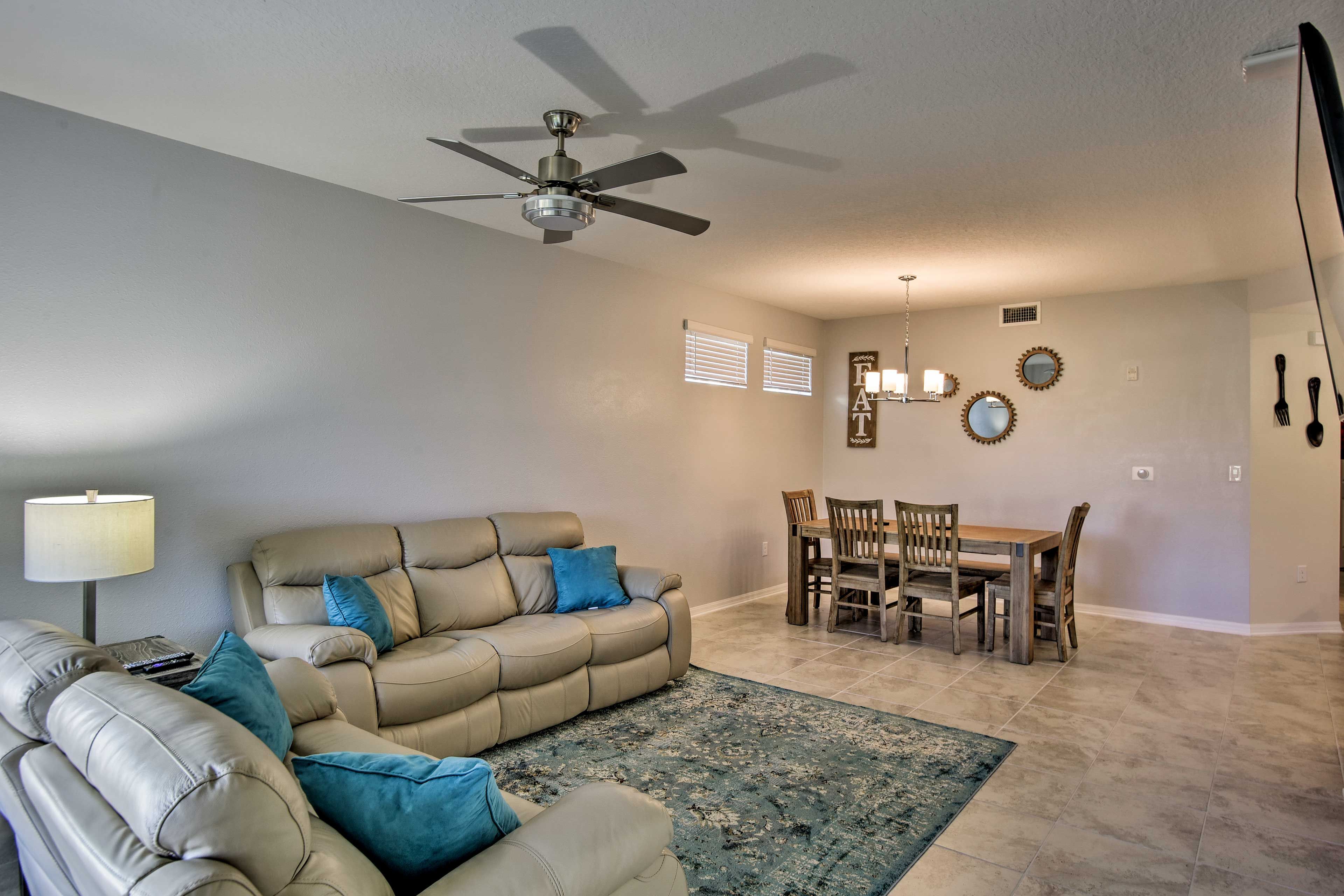 Living Room | Central A/C & Heating | Smart TV | Free WiFi