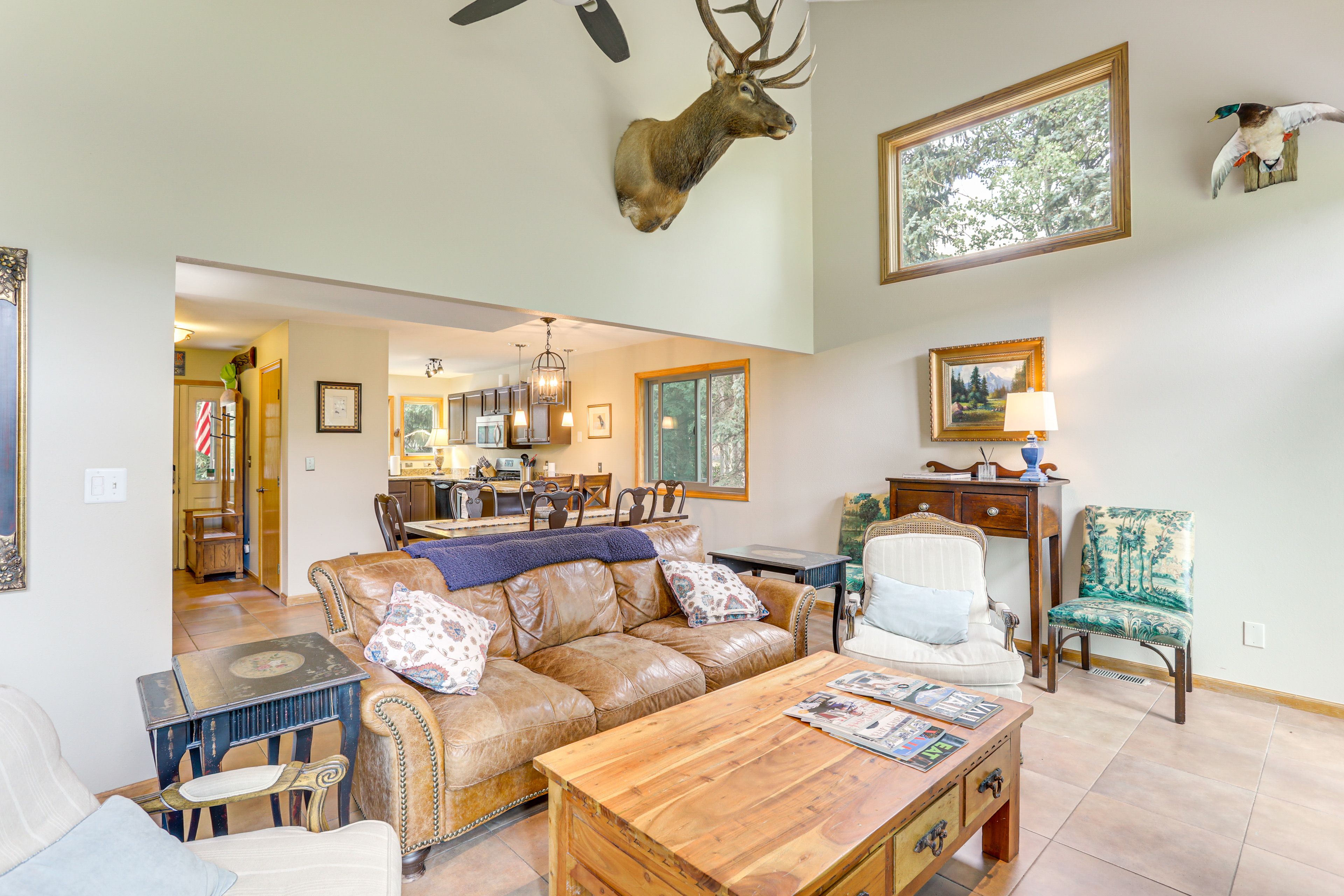 Living Room | Smart TV | Gas Fireplace | Futon