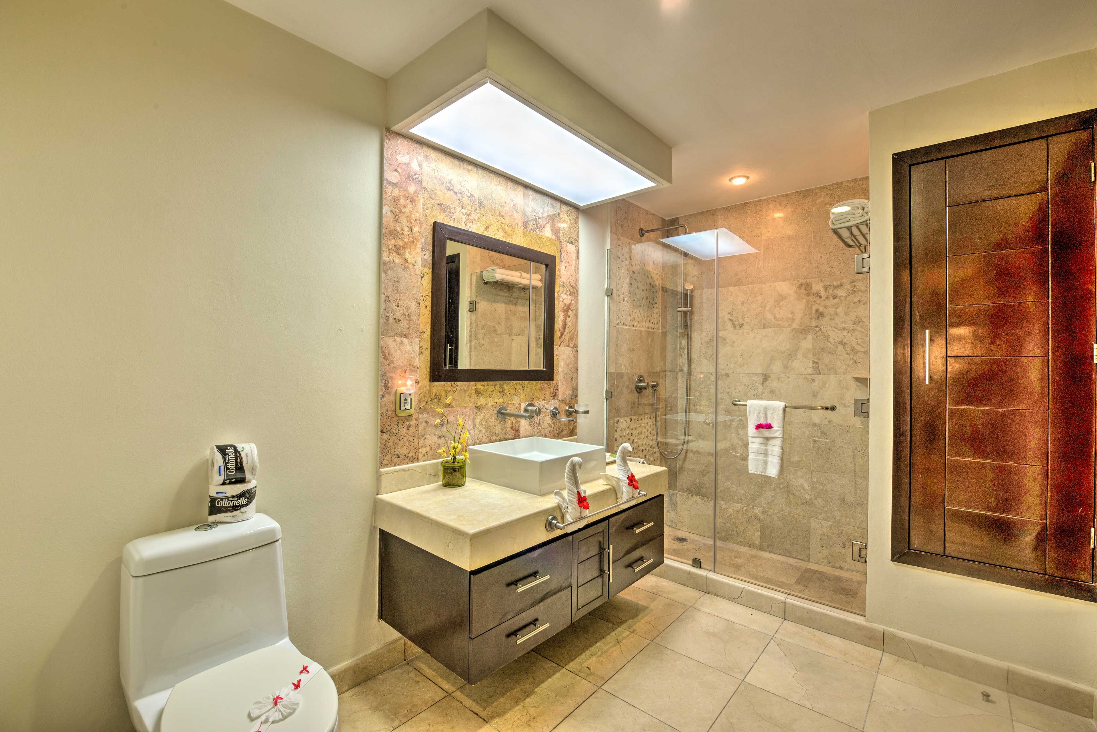 Full Bathroom | Complimentary Toiletries | Hair Dryer
