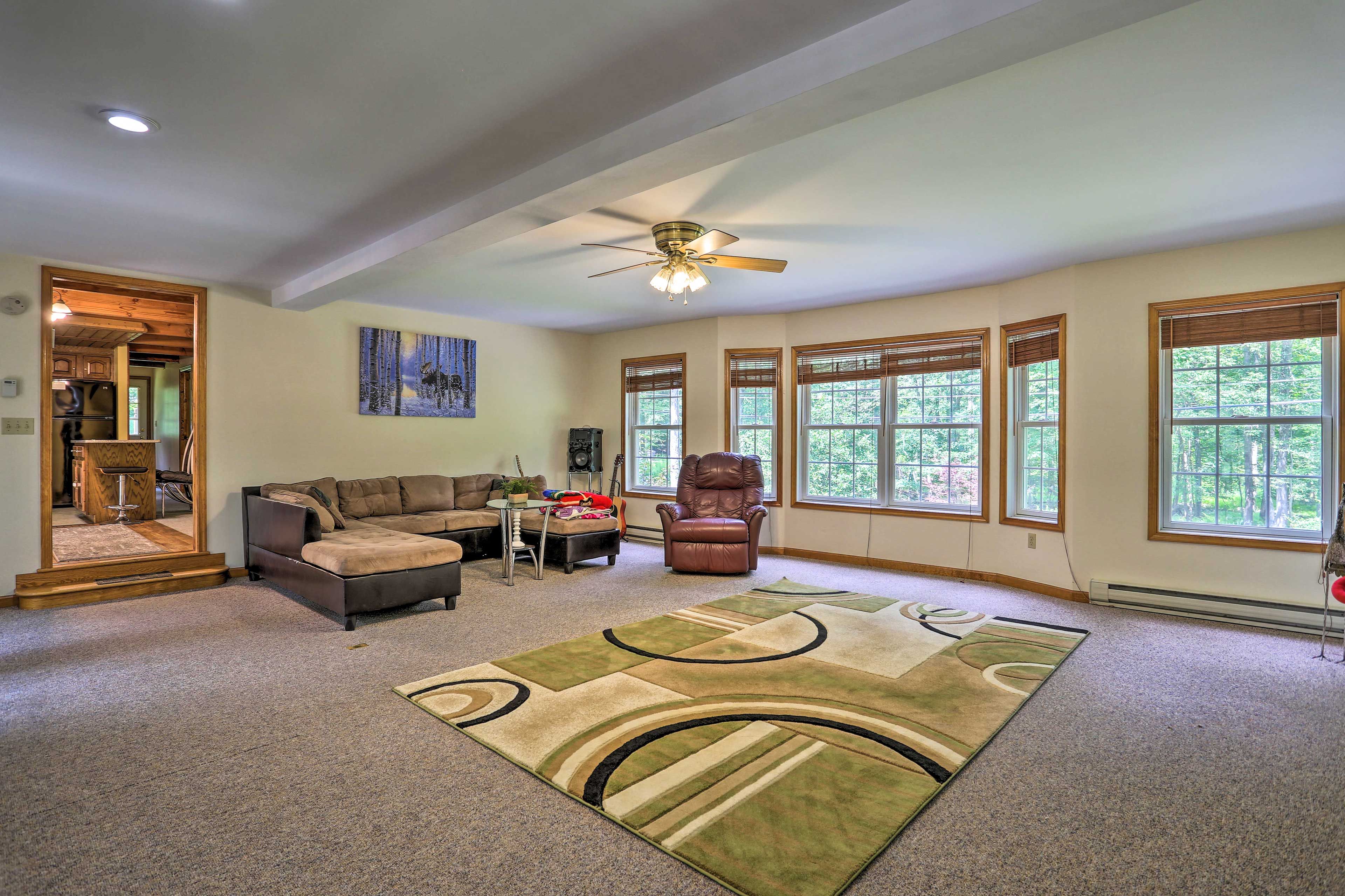 Living Room | Air Conditioning | Free WiFi
