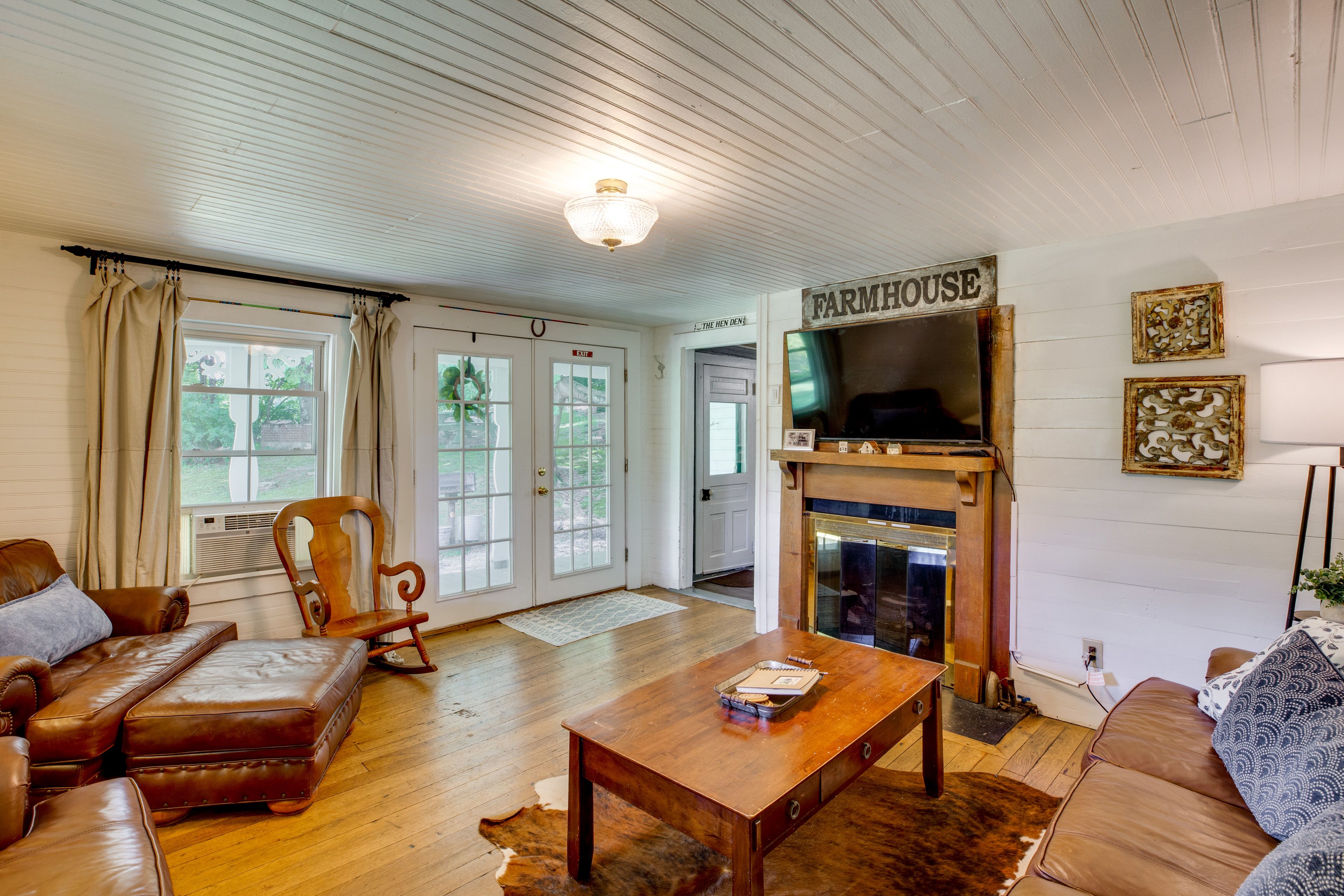 Living Room | Central A/C | Free WiFi | Fireplace | Flat-Screen TV