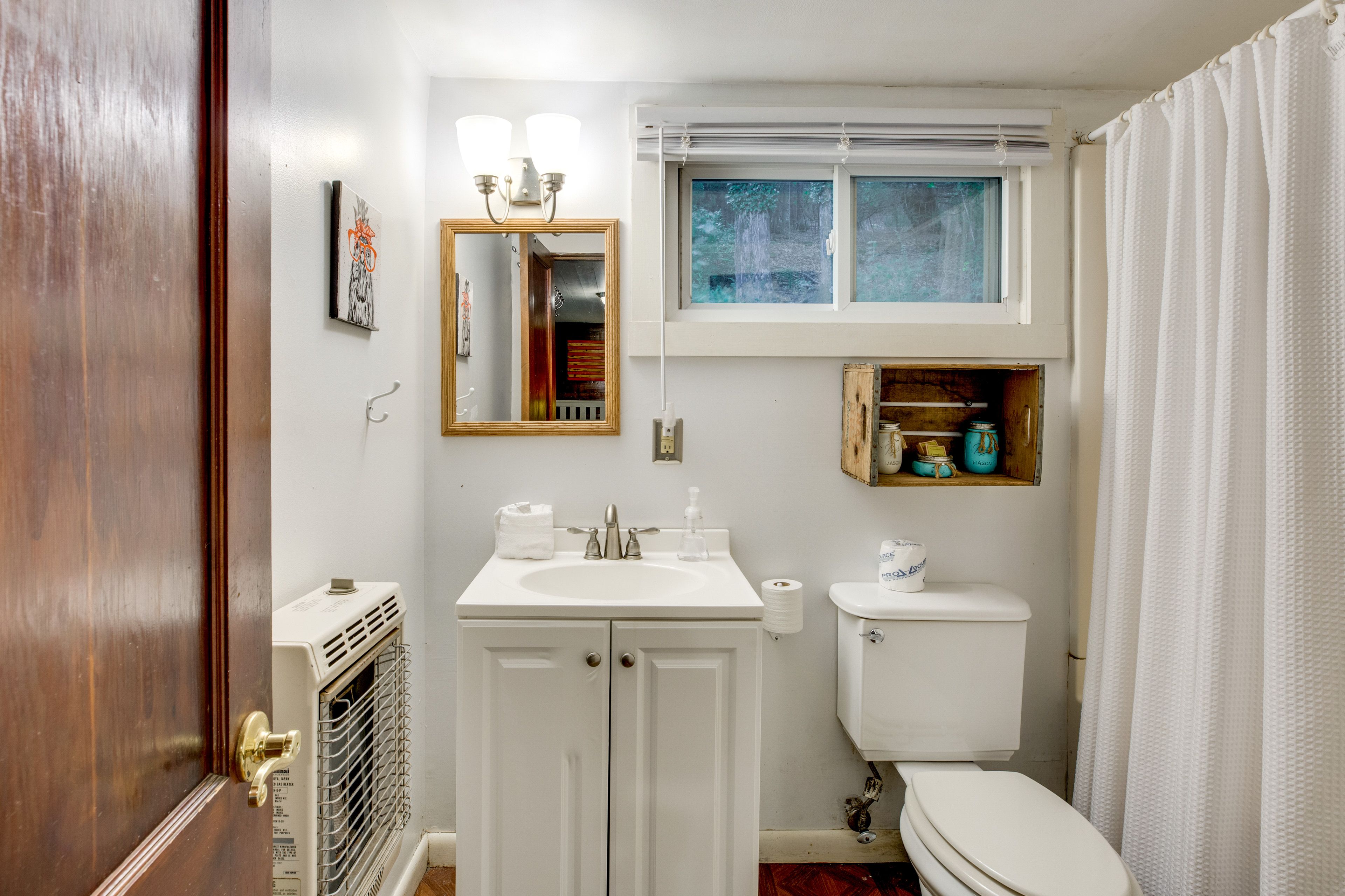Full Bathroom | Complimentary Toiletries | Hair Dryer