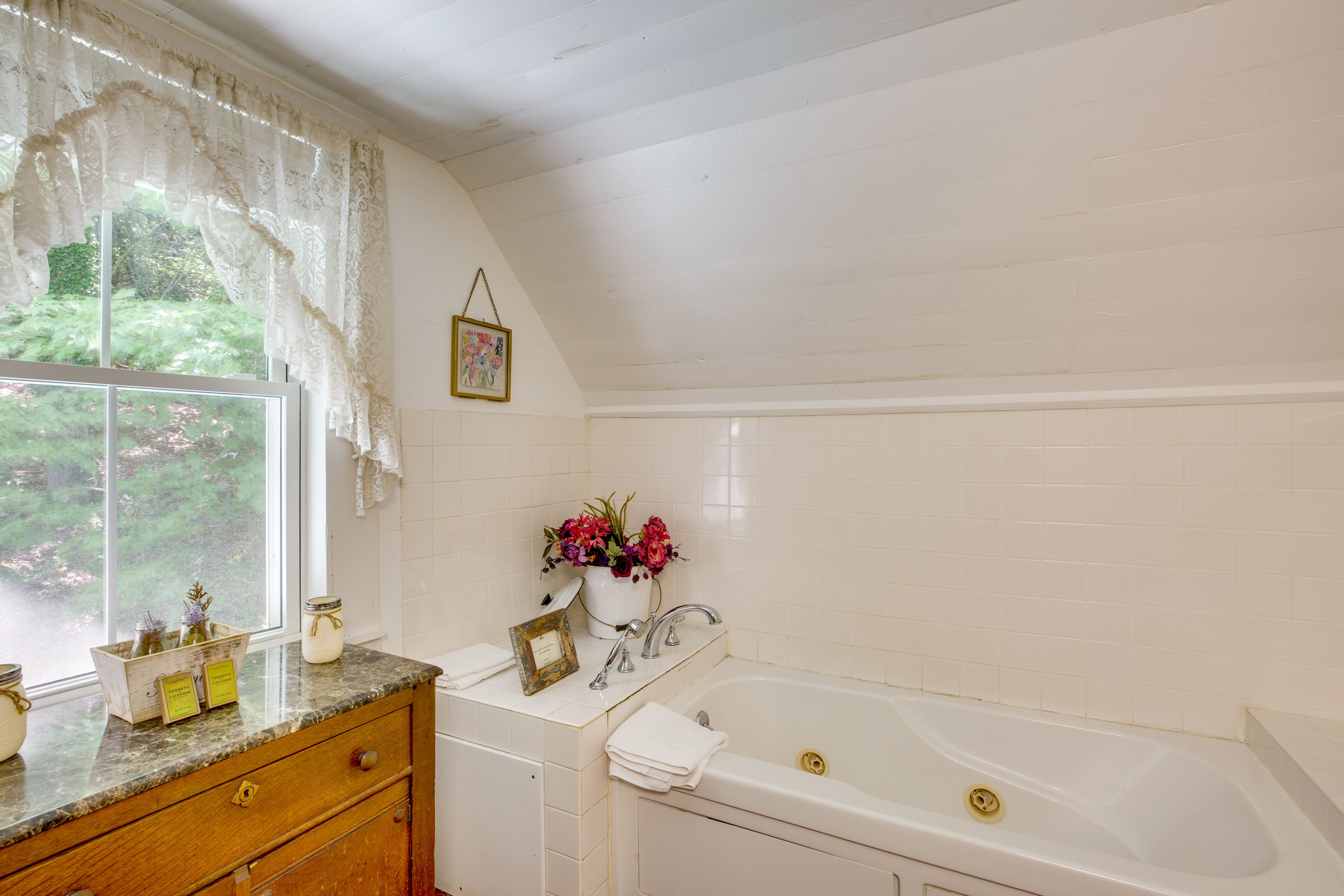Full Bathroom | Jetted Bathtub