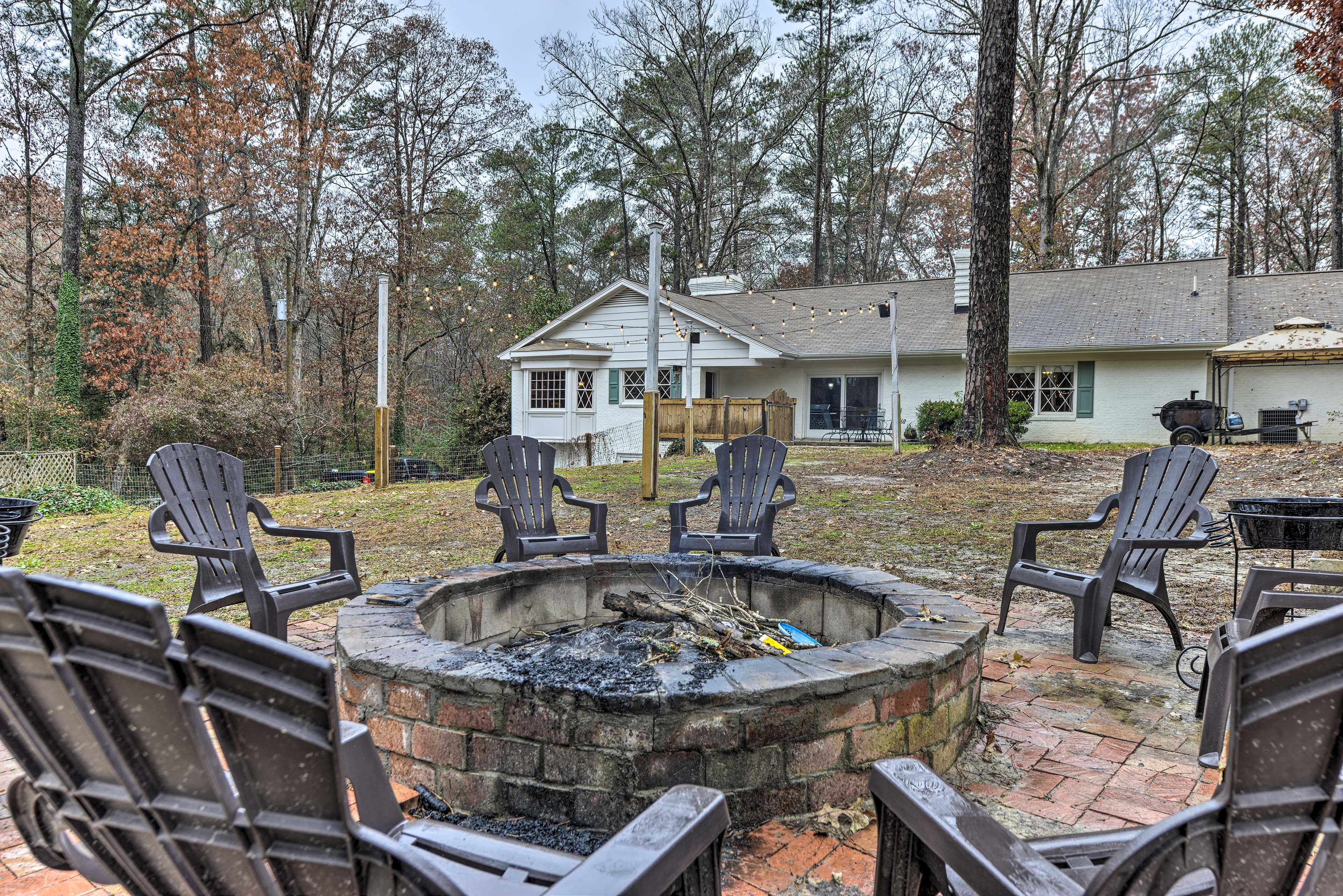 S'mores, 5 o'clock drinks, and late-night chats pair great with this fire pit!