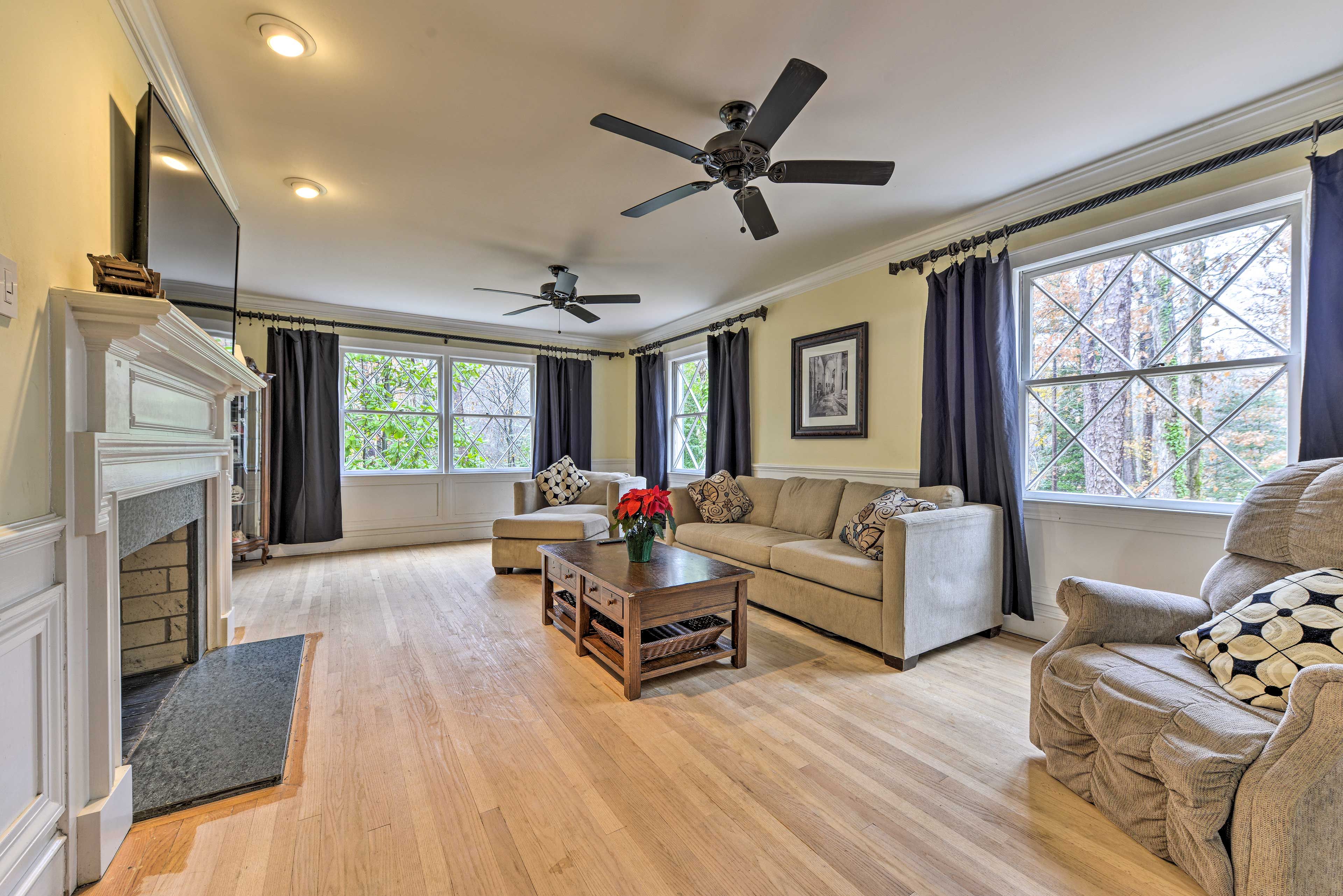 Take a quick cat nap or flip on a family flick in this perfect family room!