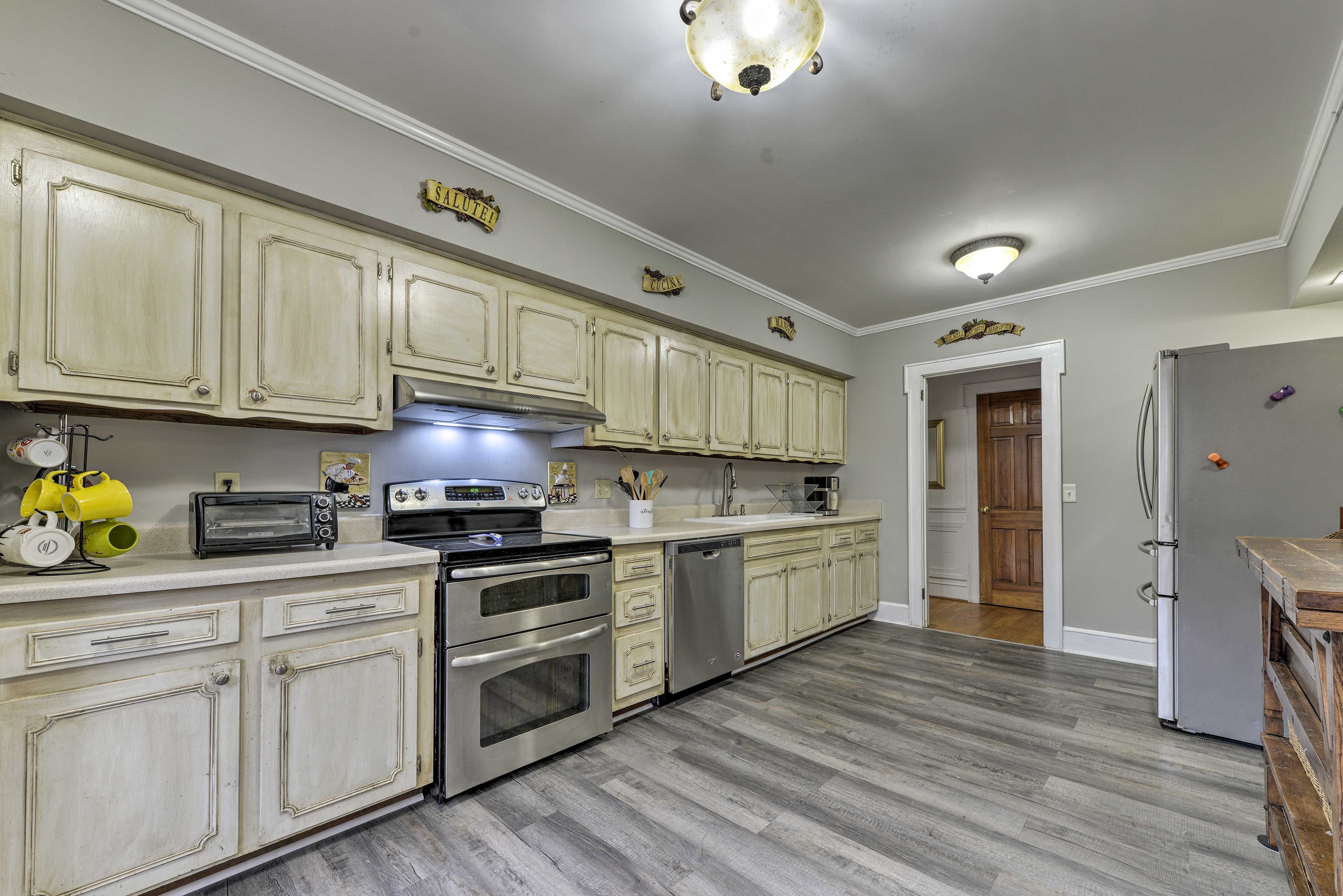From stovetops to a blender to a coffee maker, this kitchen is ready!