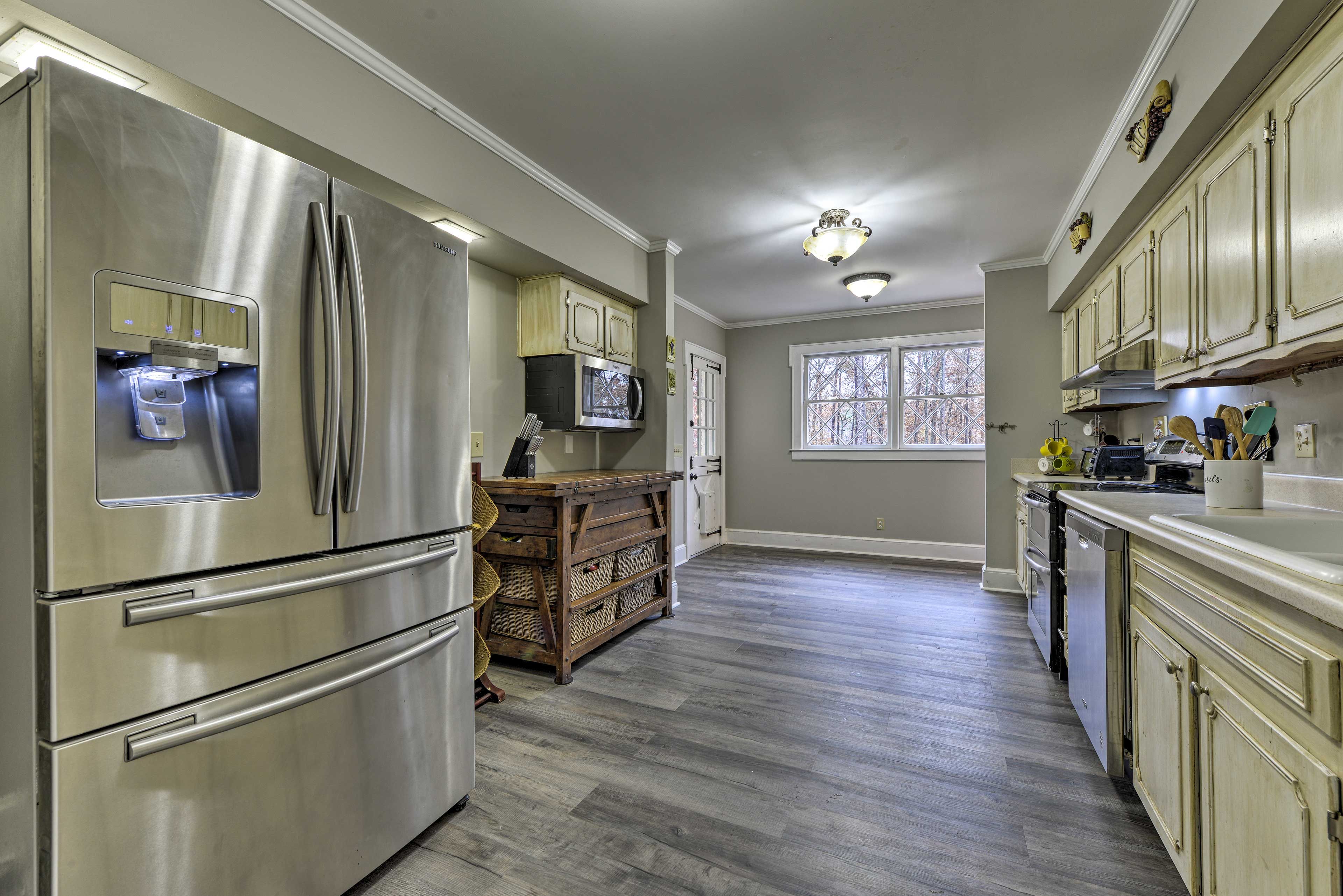This kitchen is fully equipped.
