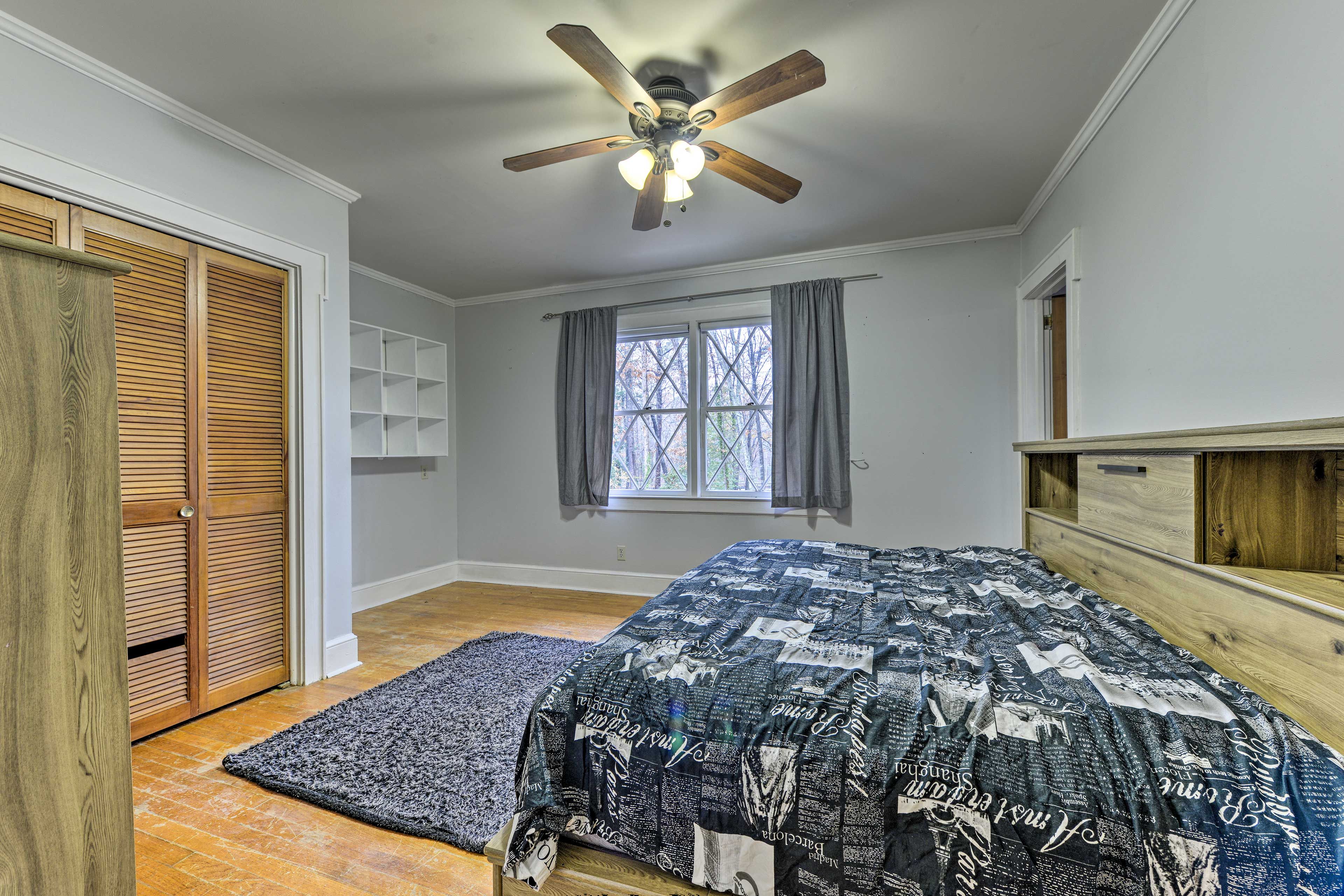 This second bedroom houses a cozy full bed.