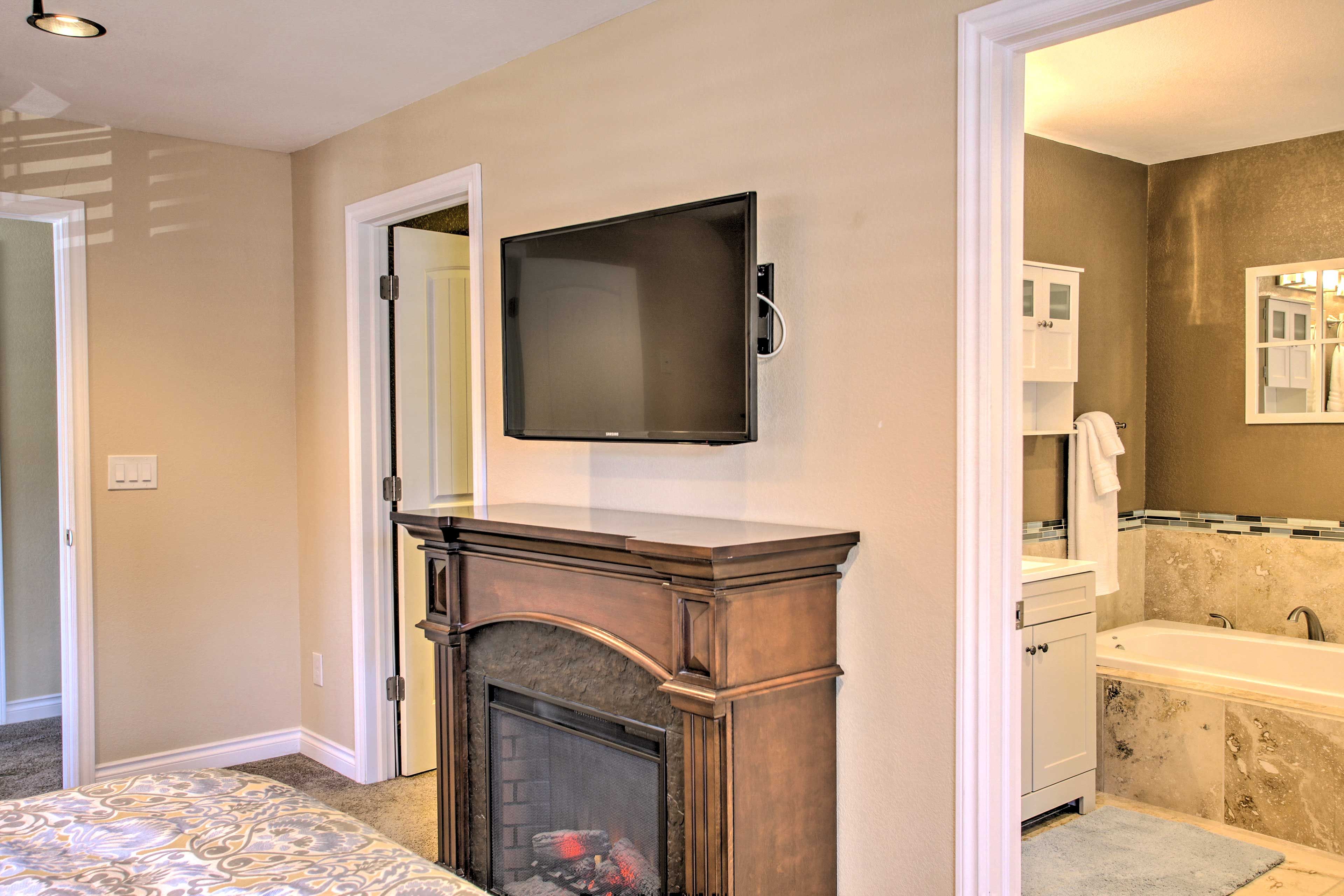 Keep your luggage tidy in the large walk-in closet.