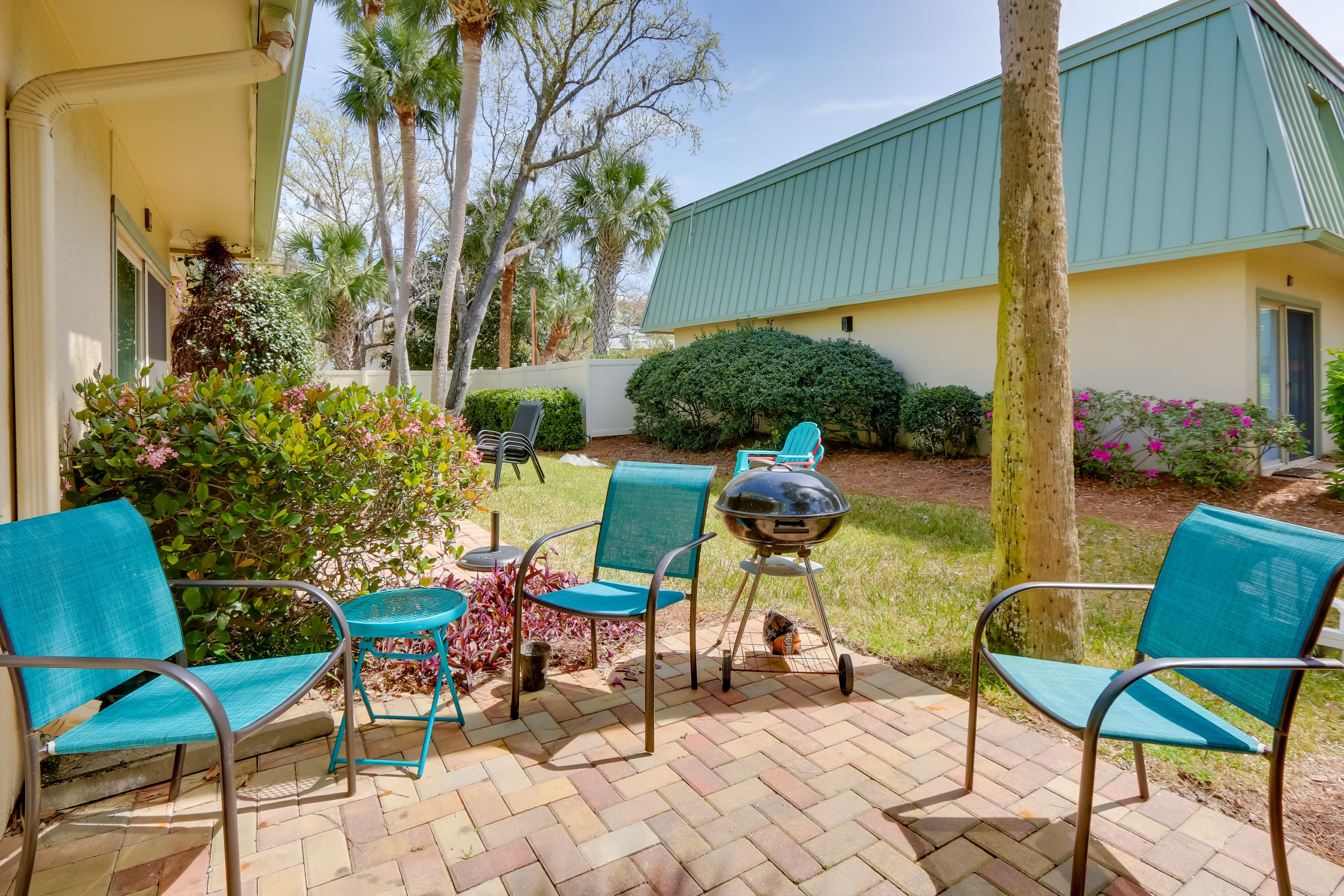 Private Patio | Charcoal Grill