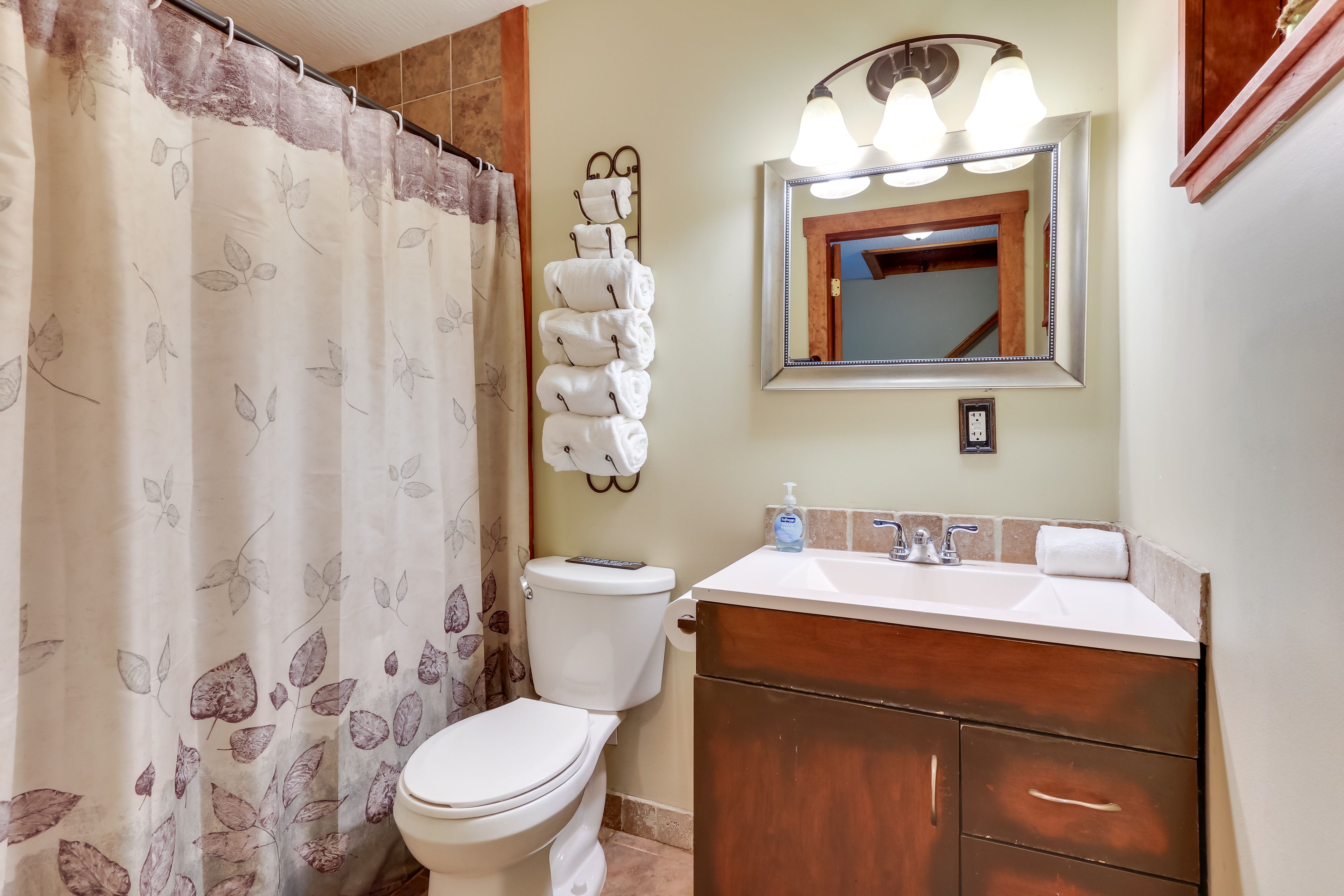 Full Bathroom | Complimentary Toiletries