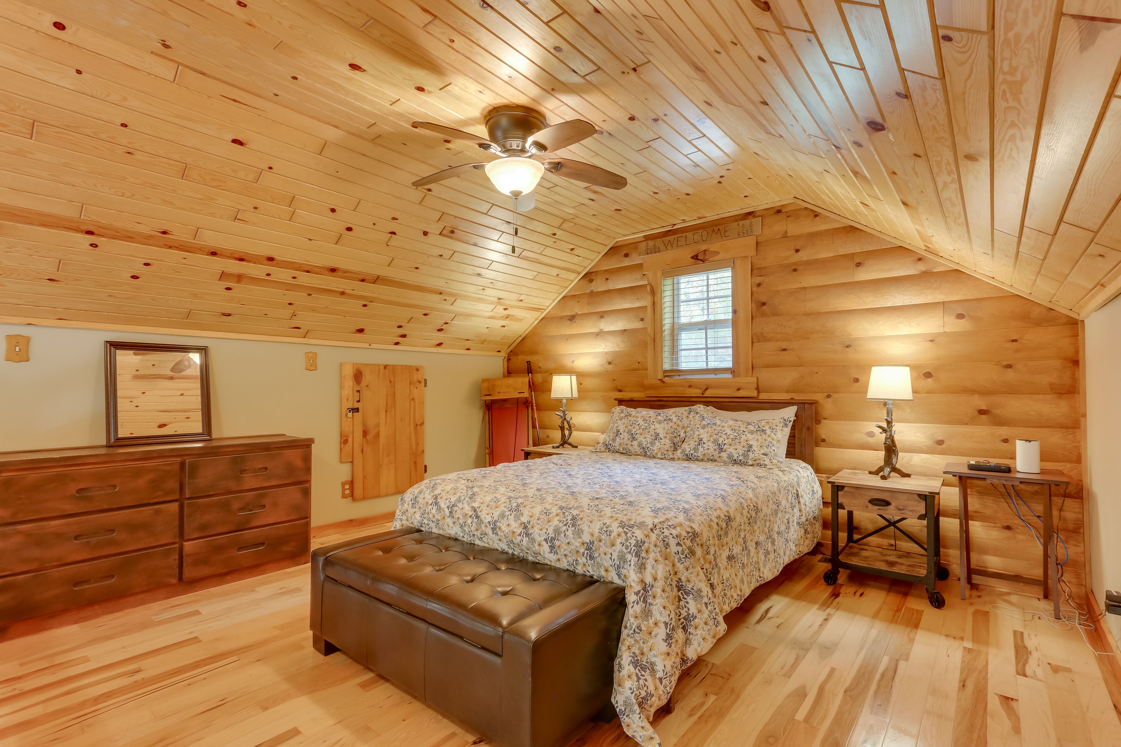 Loft | Queen Bed | Steps Required