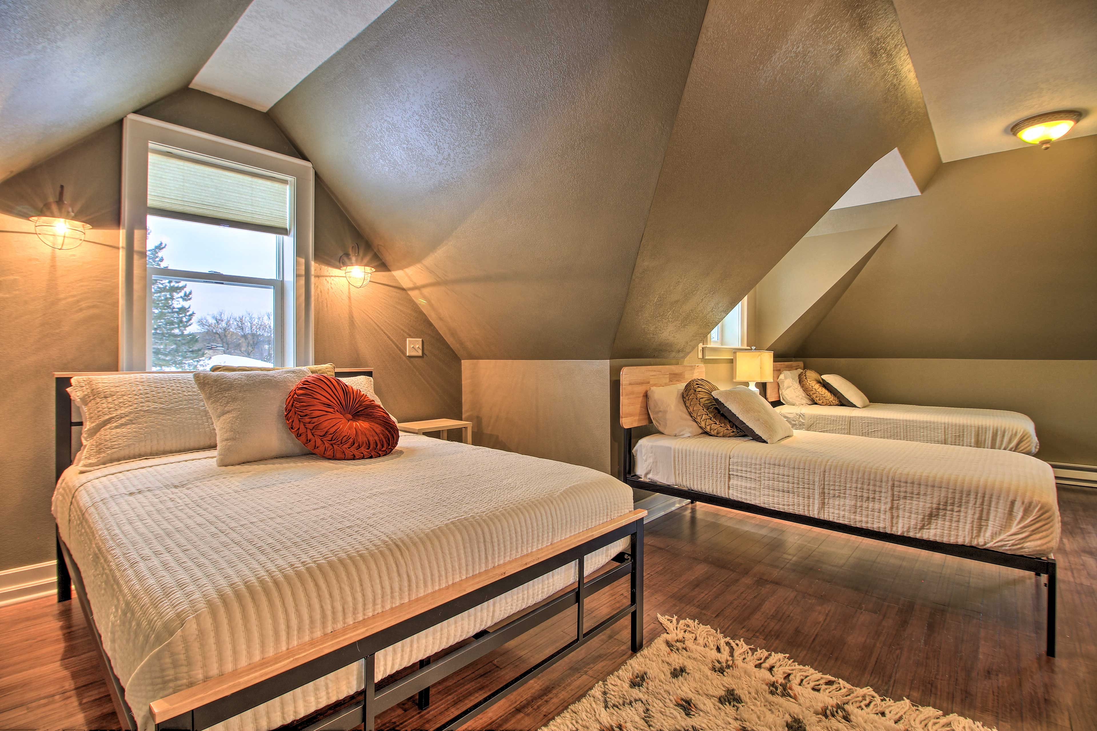 Bedroom 2 | Queen Bed | 2 Twin Beds