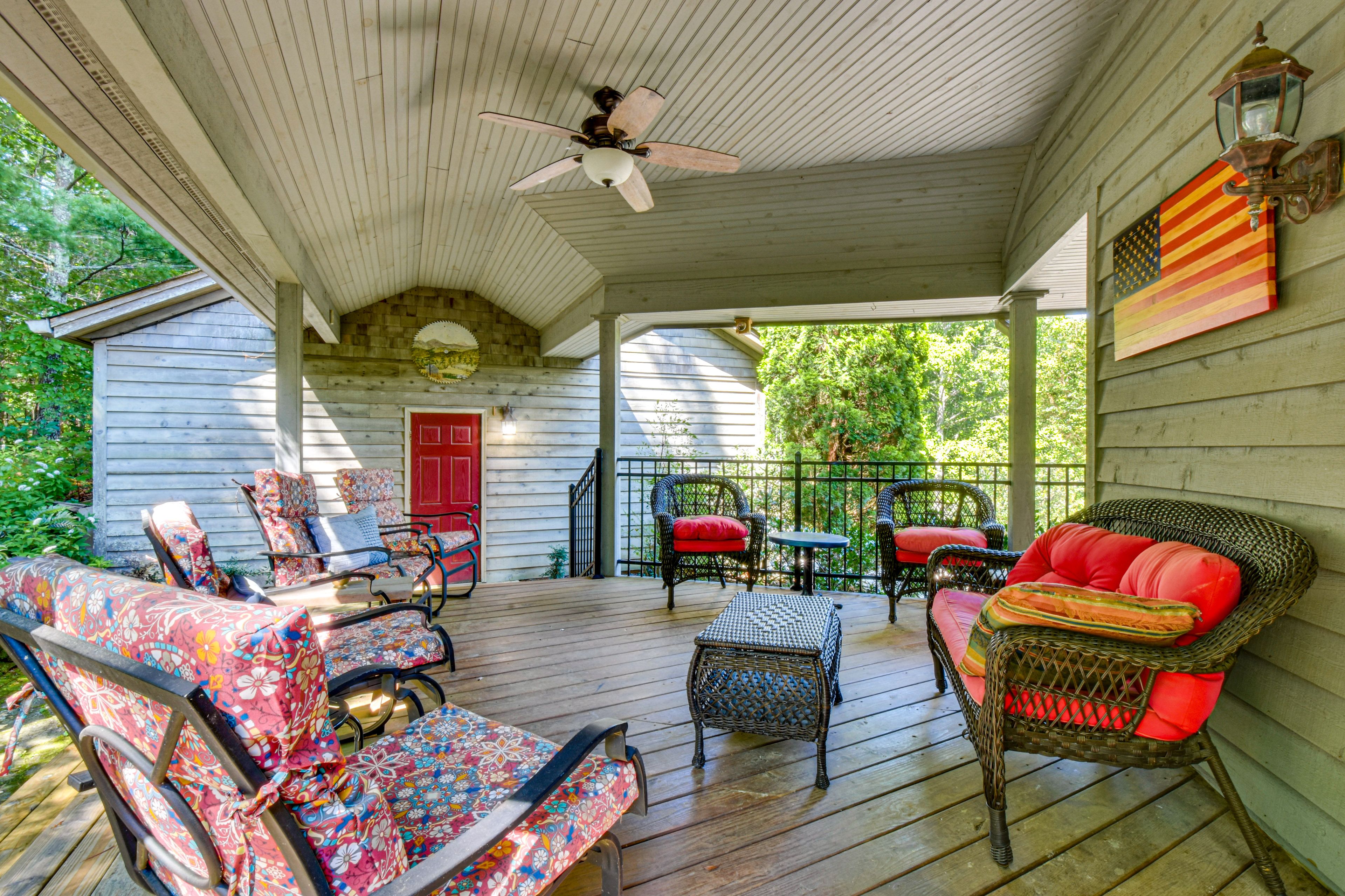 Covered Deck | Charcoal Grill Available (BYOC) | Gas Grill (Propane Provided)