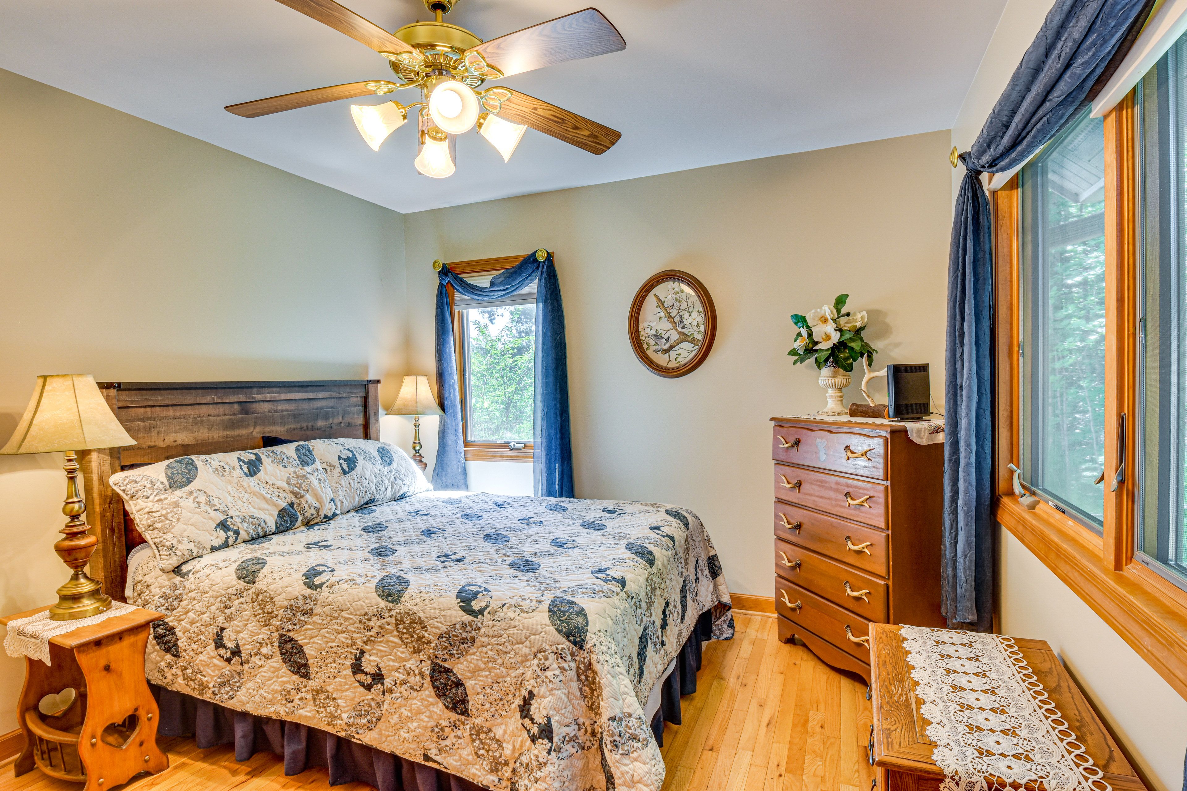 Bedroom 2 | Queen Bed | Main Floor | Pack 'n Play Available