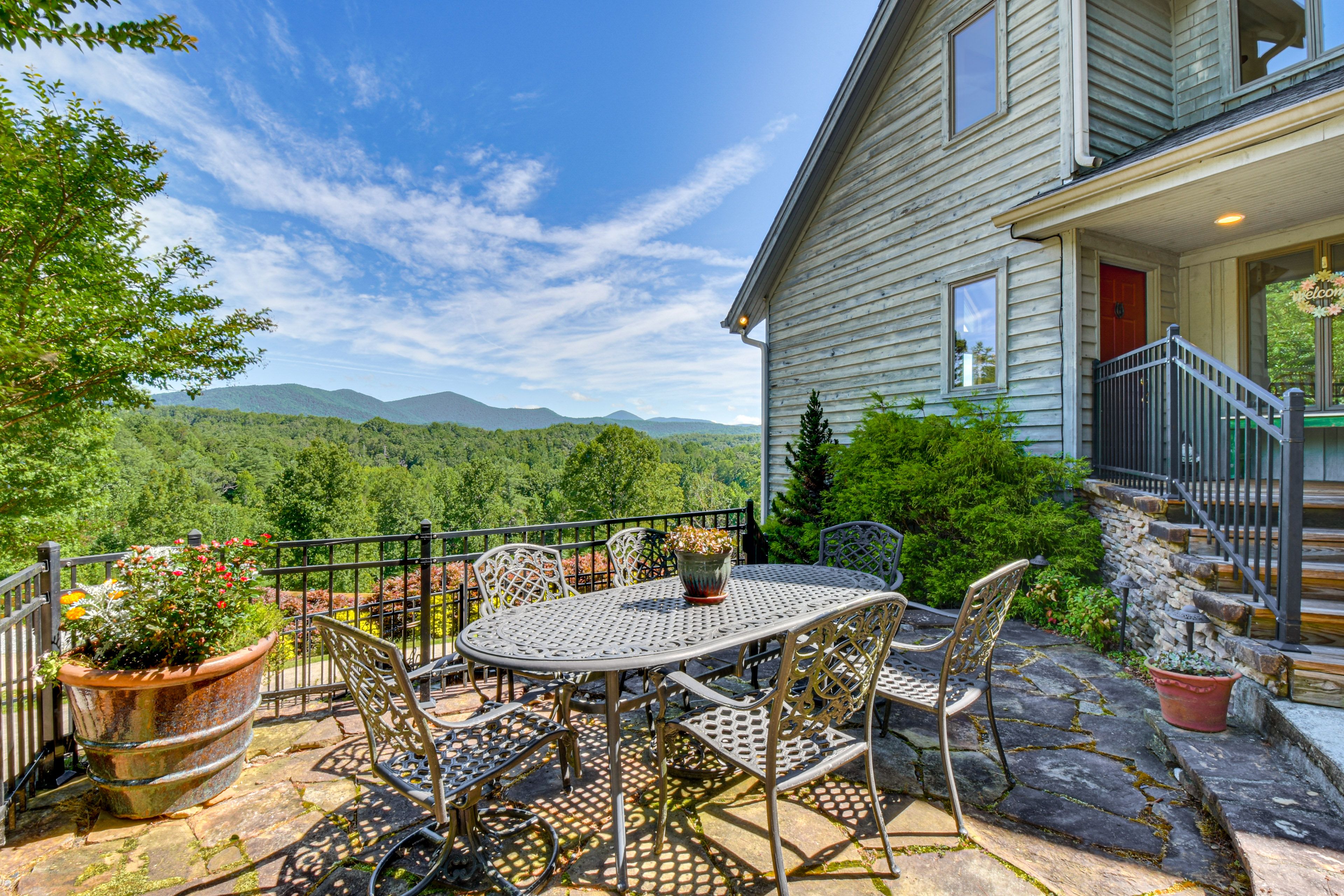 Dahlonega Vacation Rental | 4BR | 3.5BA | 5 Stairs to Access | 3,200 Sq Ft