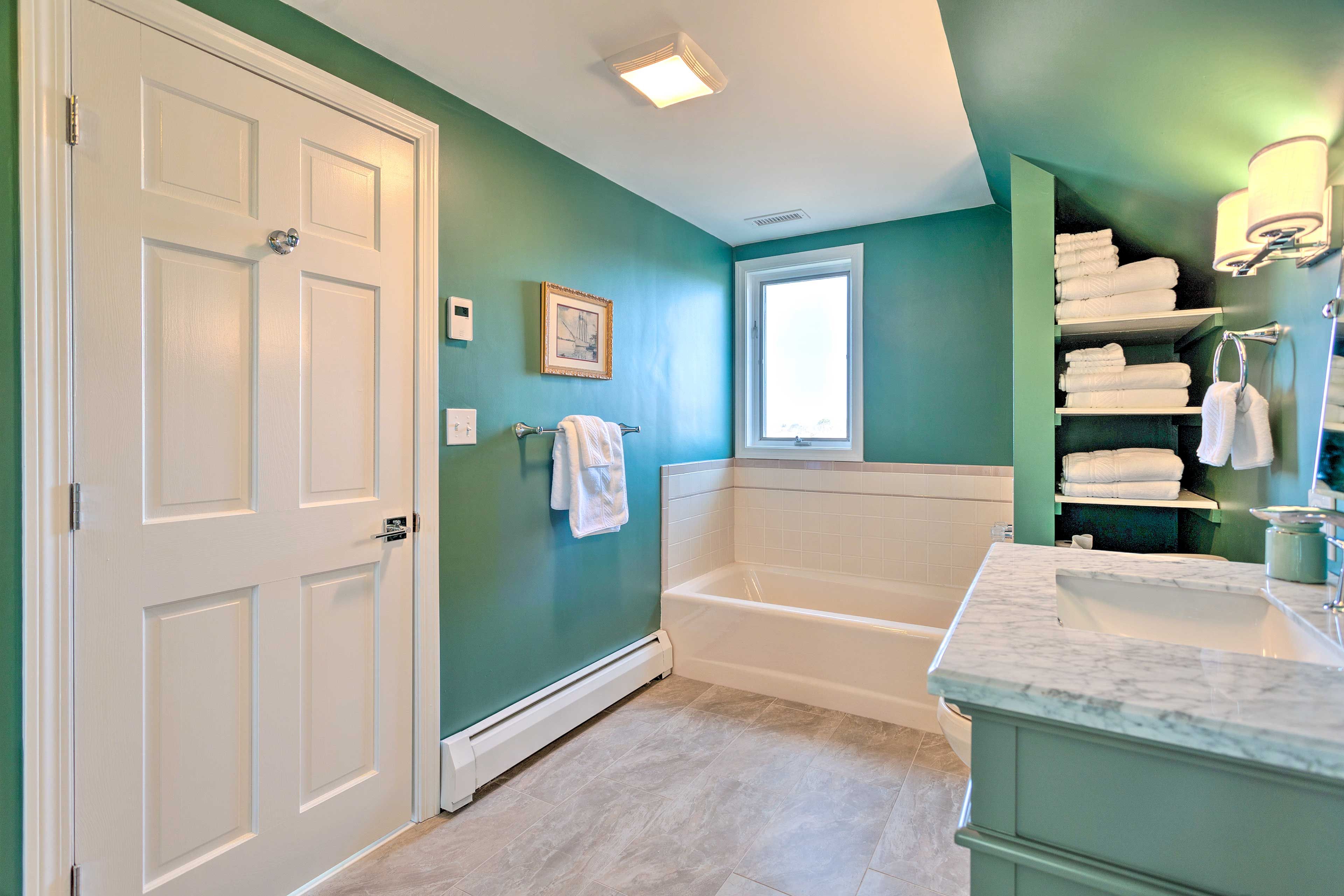 En-Suite Bathroom | Towels Provided | Upper Level