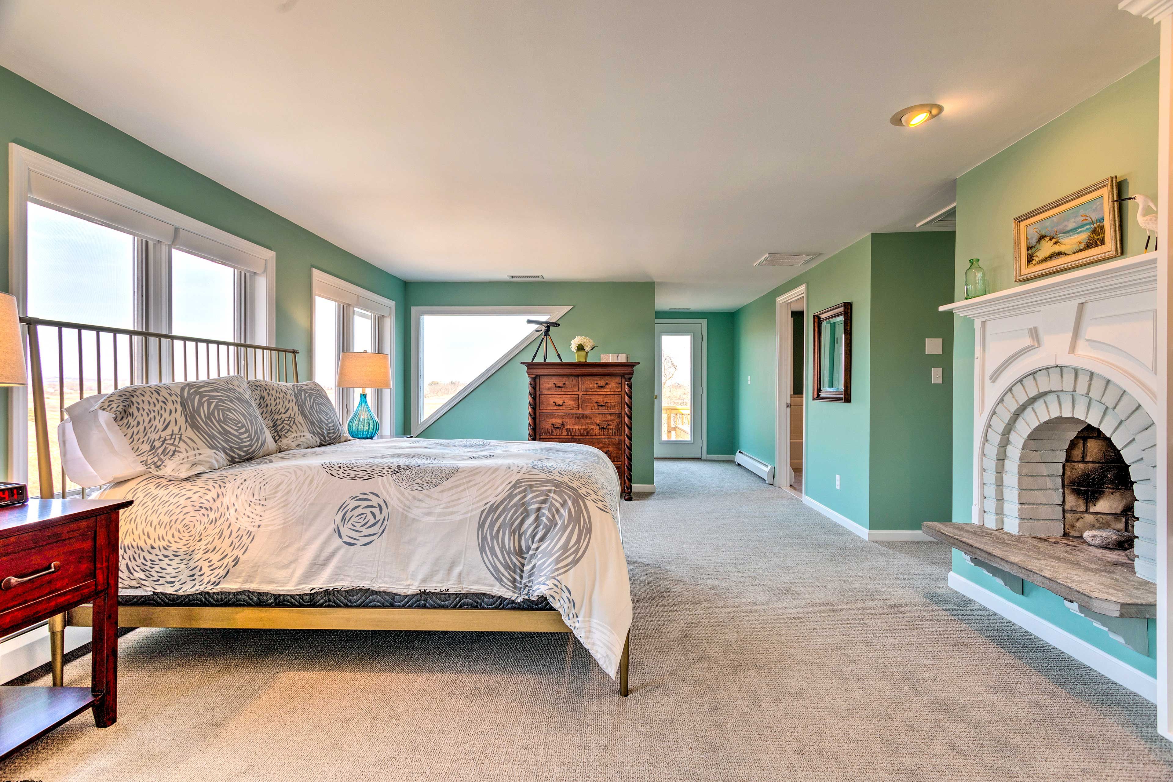 Bedroom 1 | Queen Bed | Linens Provided | Upper Level