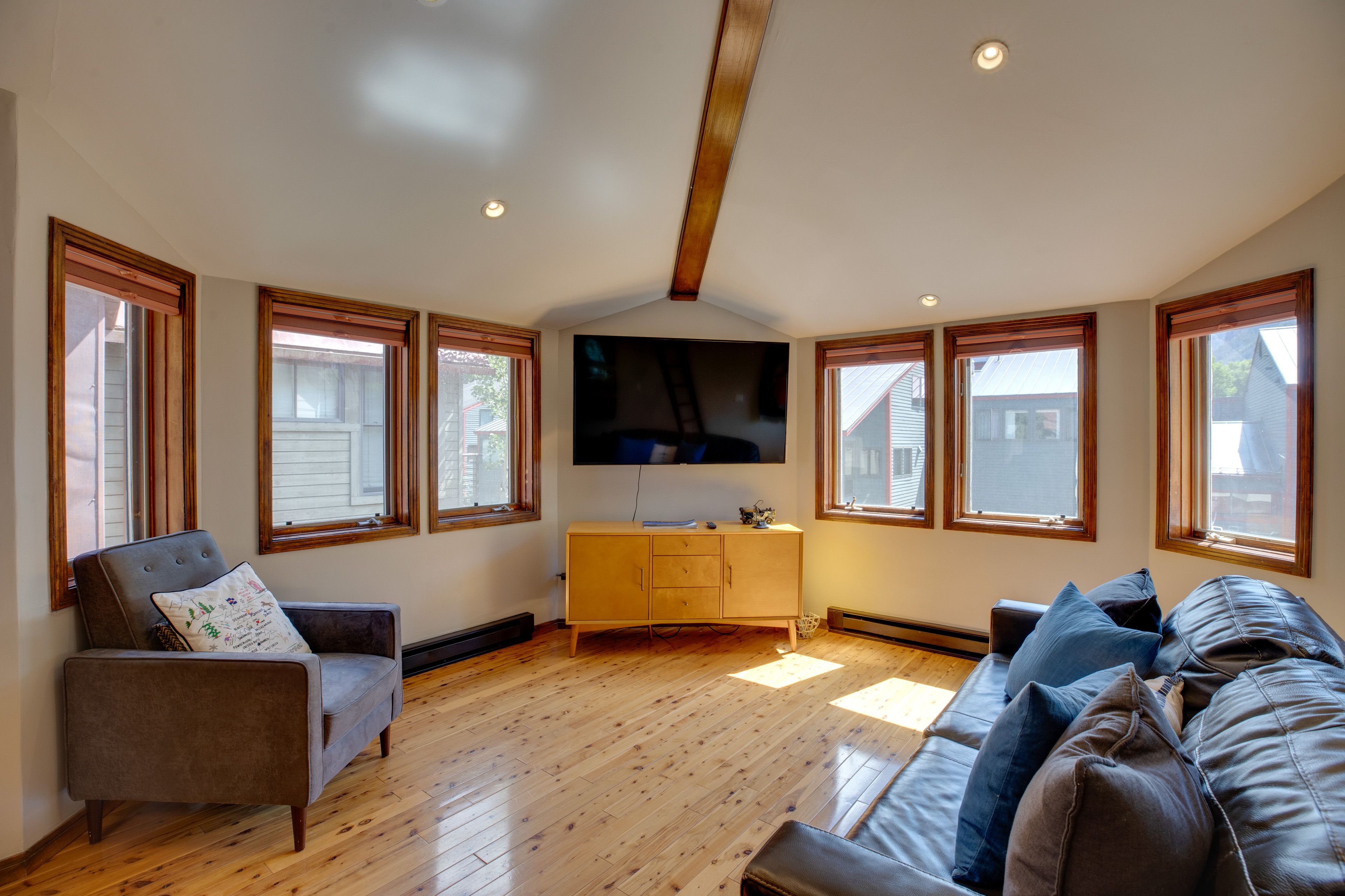 Living Room | Free WiFi | Smart TV | Central Heat
