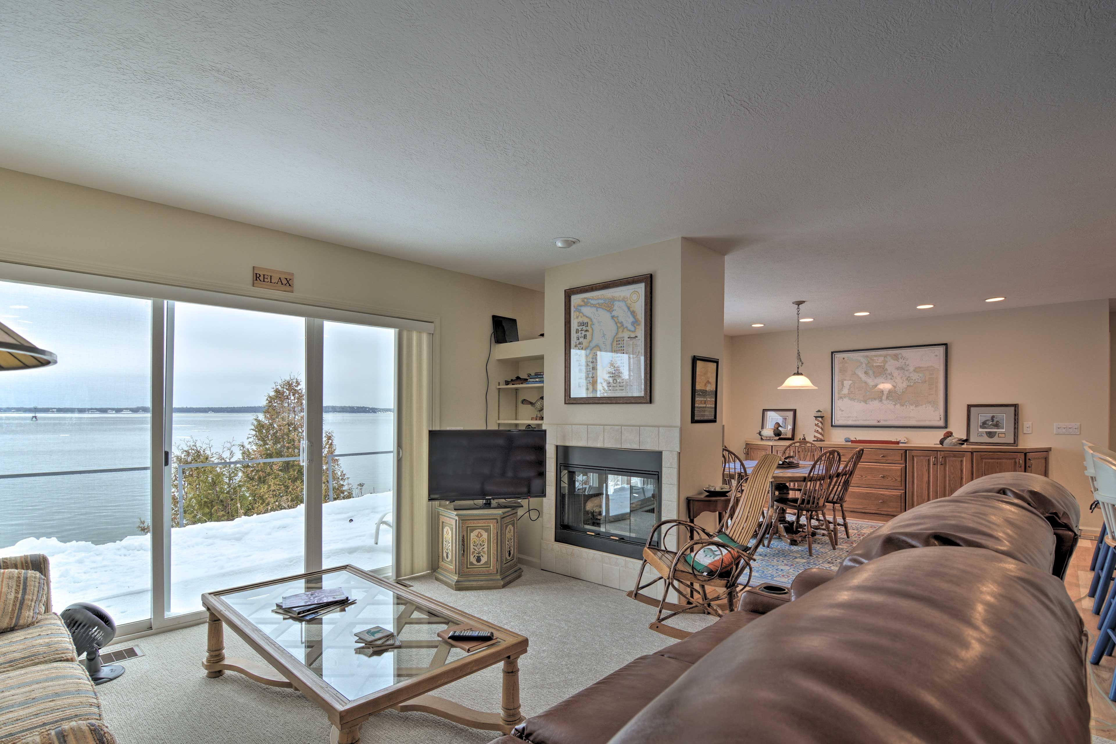 Living Room | Gas Fireplace | Free WiFi