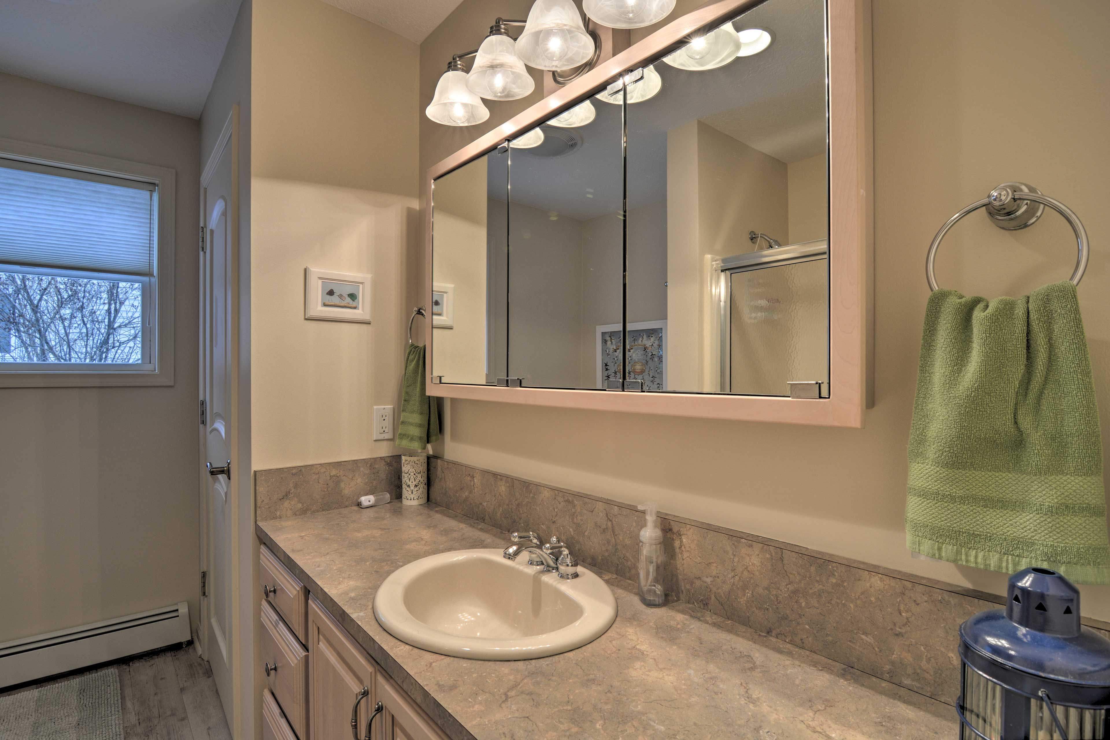 Full Bathroom | Complimentary Toiletries