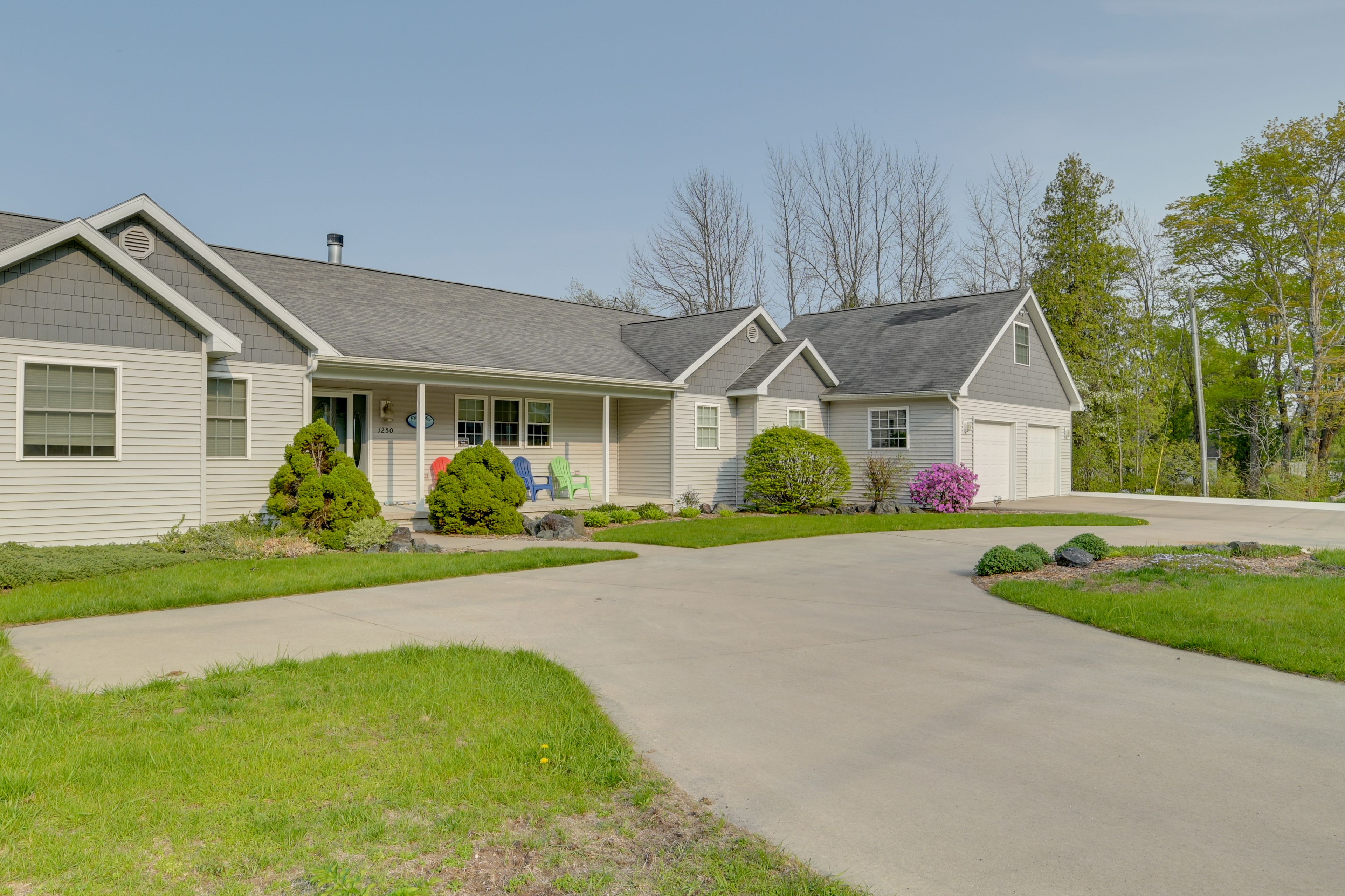 Parking | Driveway (2 Vehicles) | Garage (1 Vehicle) | RV/Trailer Parking