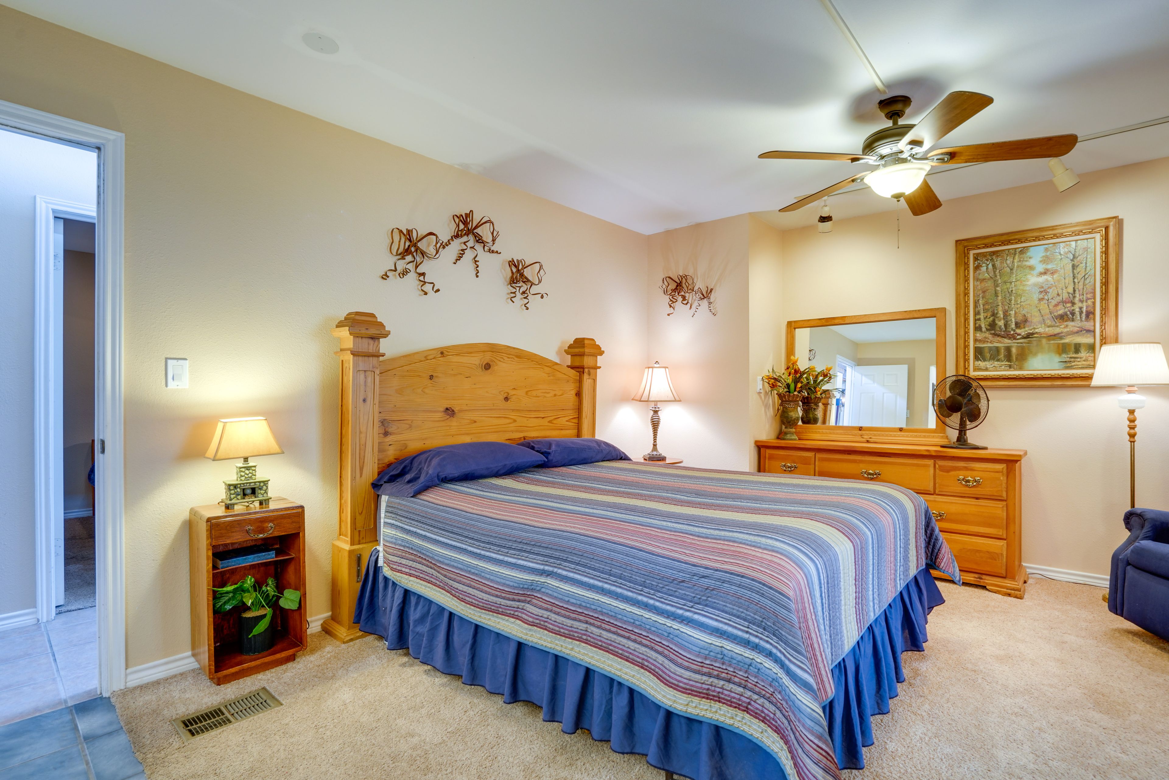 Bedroom 1 | Queen Bed