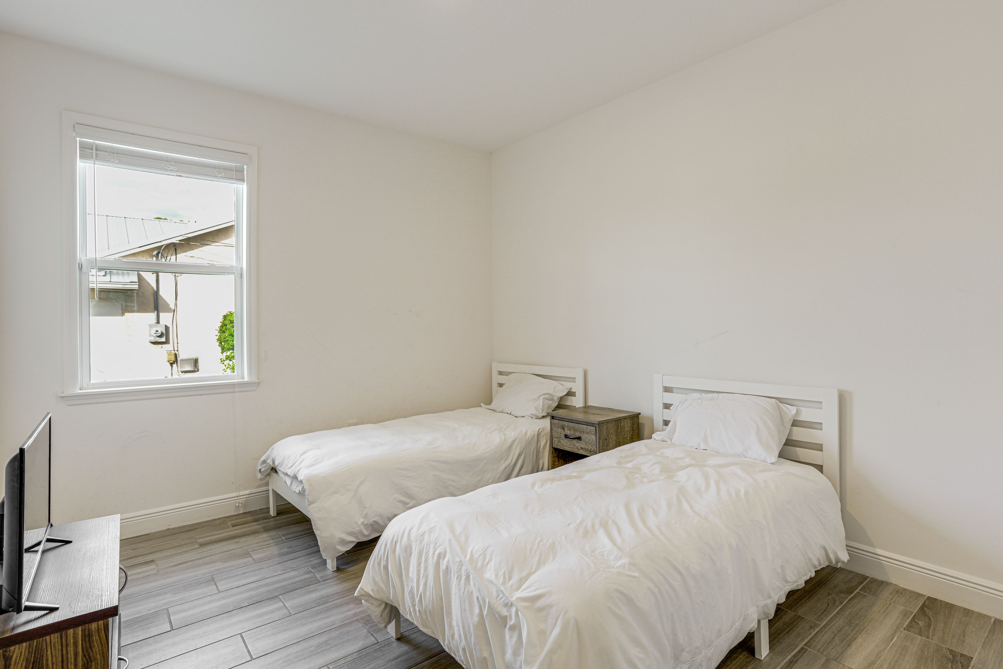 Bedroom 4 | 2 Twin Beds | Flat-Screen TV