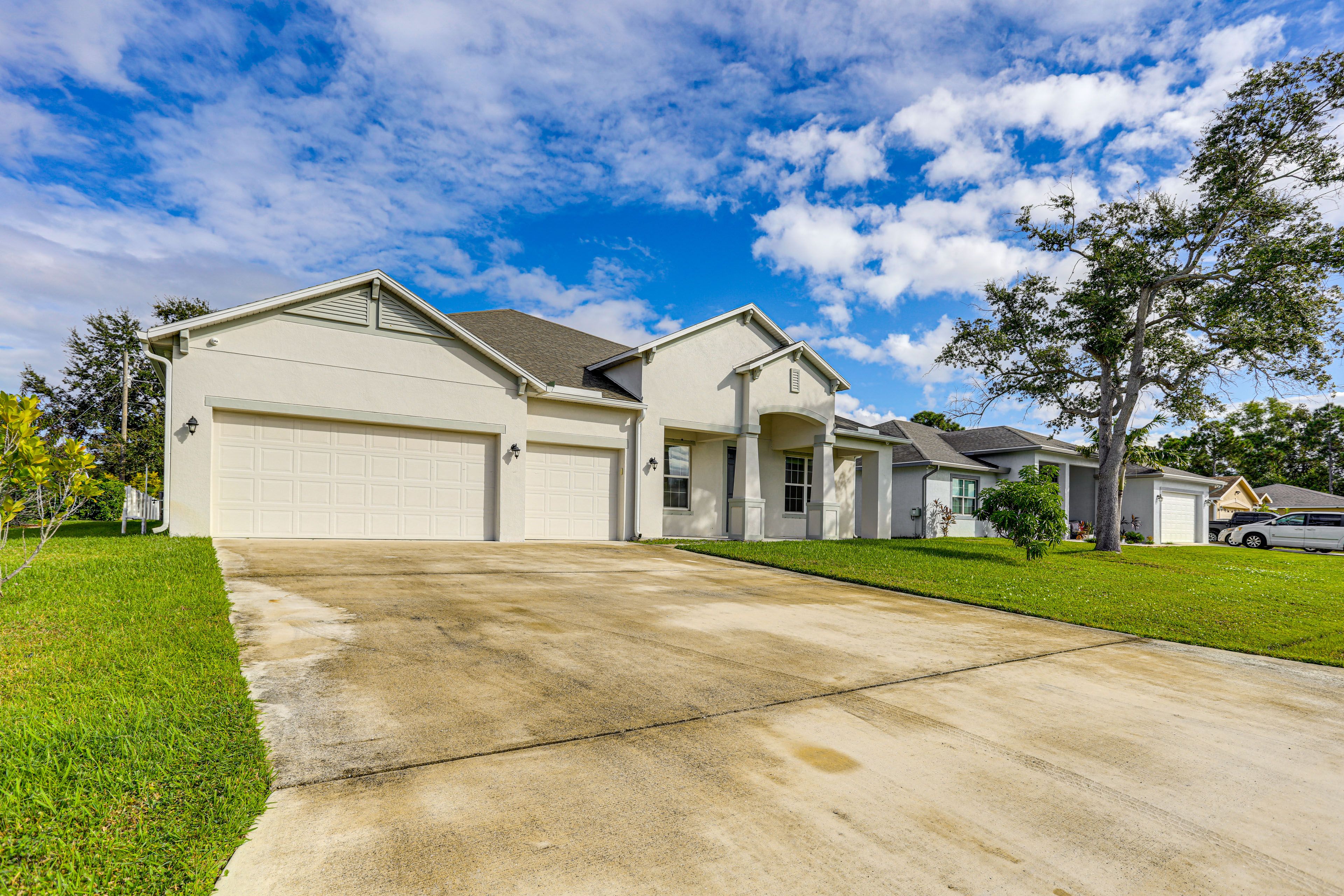 Parking | Garage (3 Vehicles) | Driveway (2 Vehicles) | RV/Trailer Parking