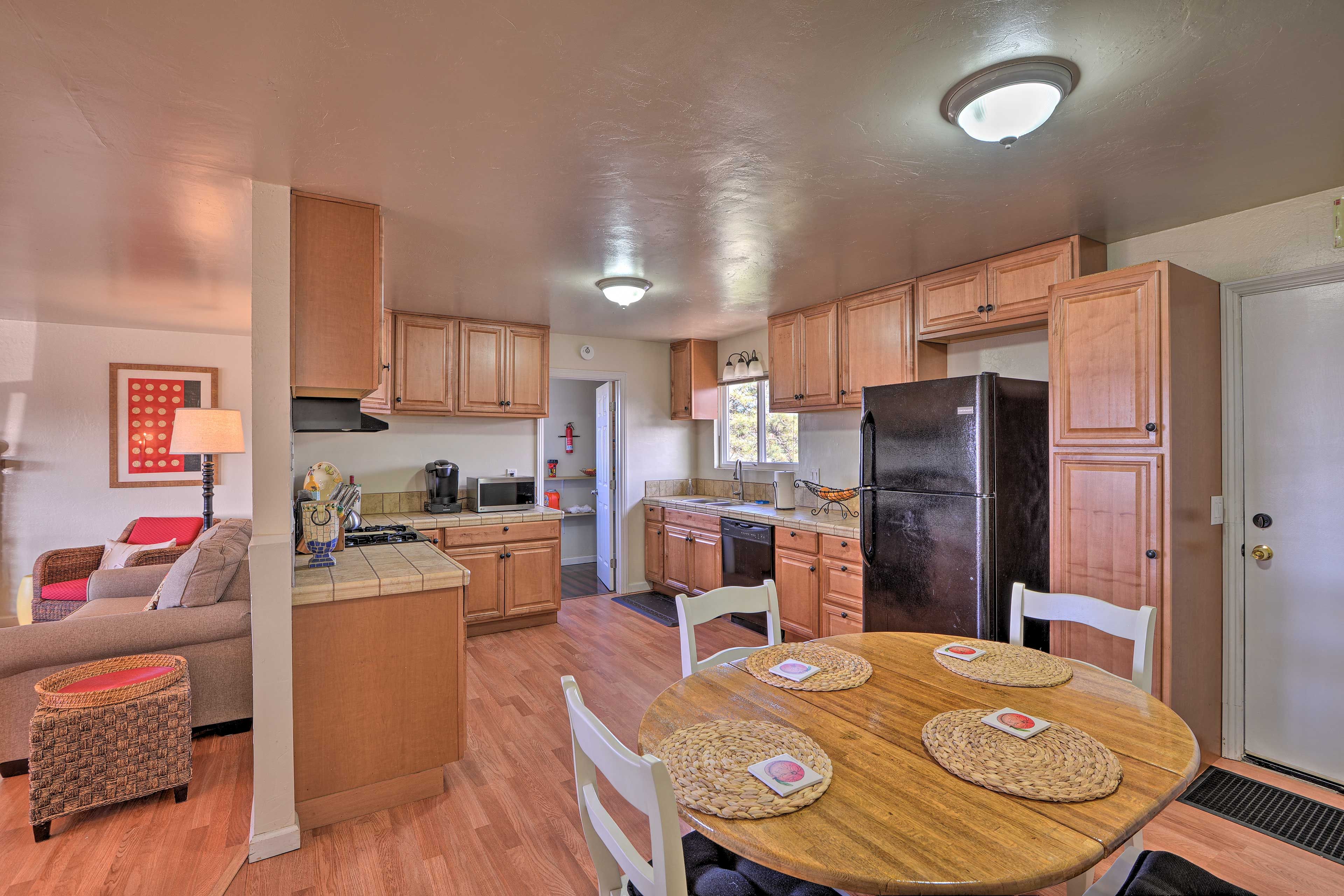 The open layout leads freely over to the kitchen.