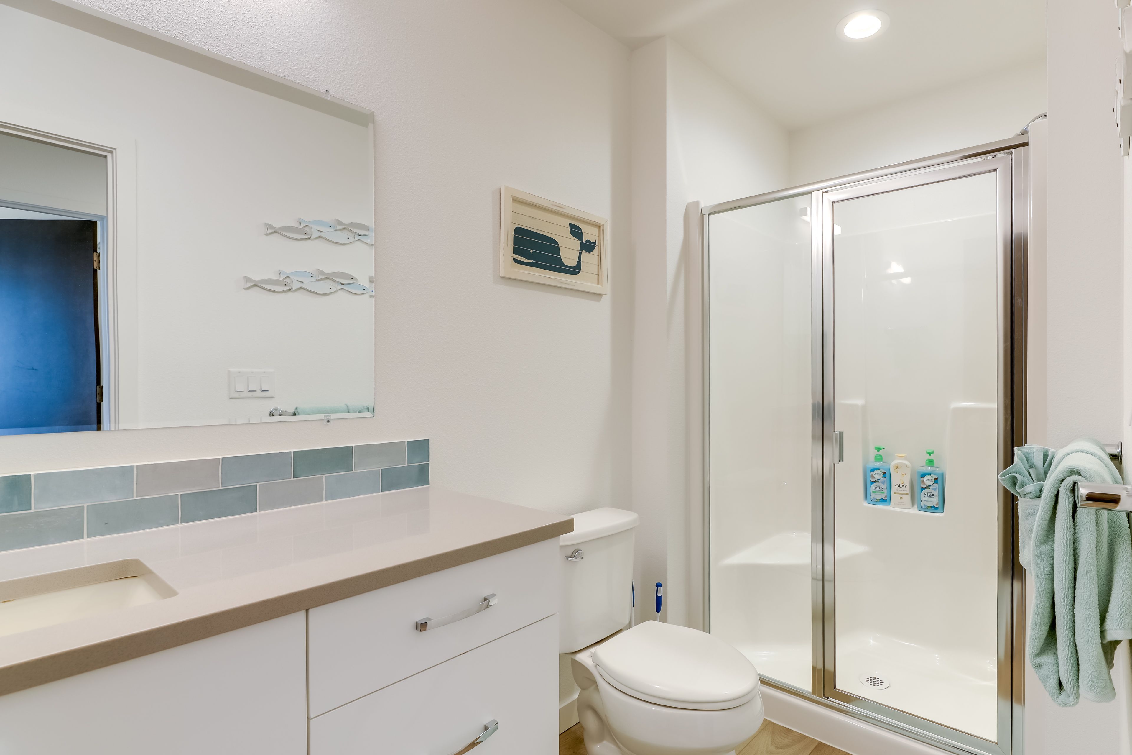 Full Bathroom | Towels Provided | 1st Floor