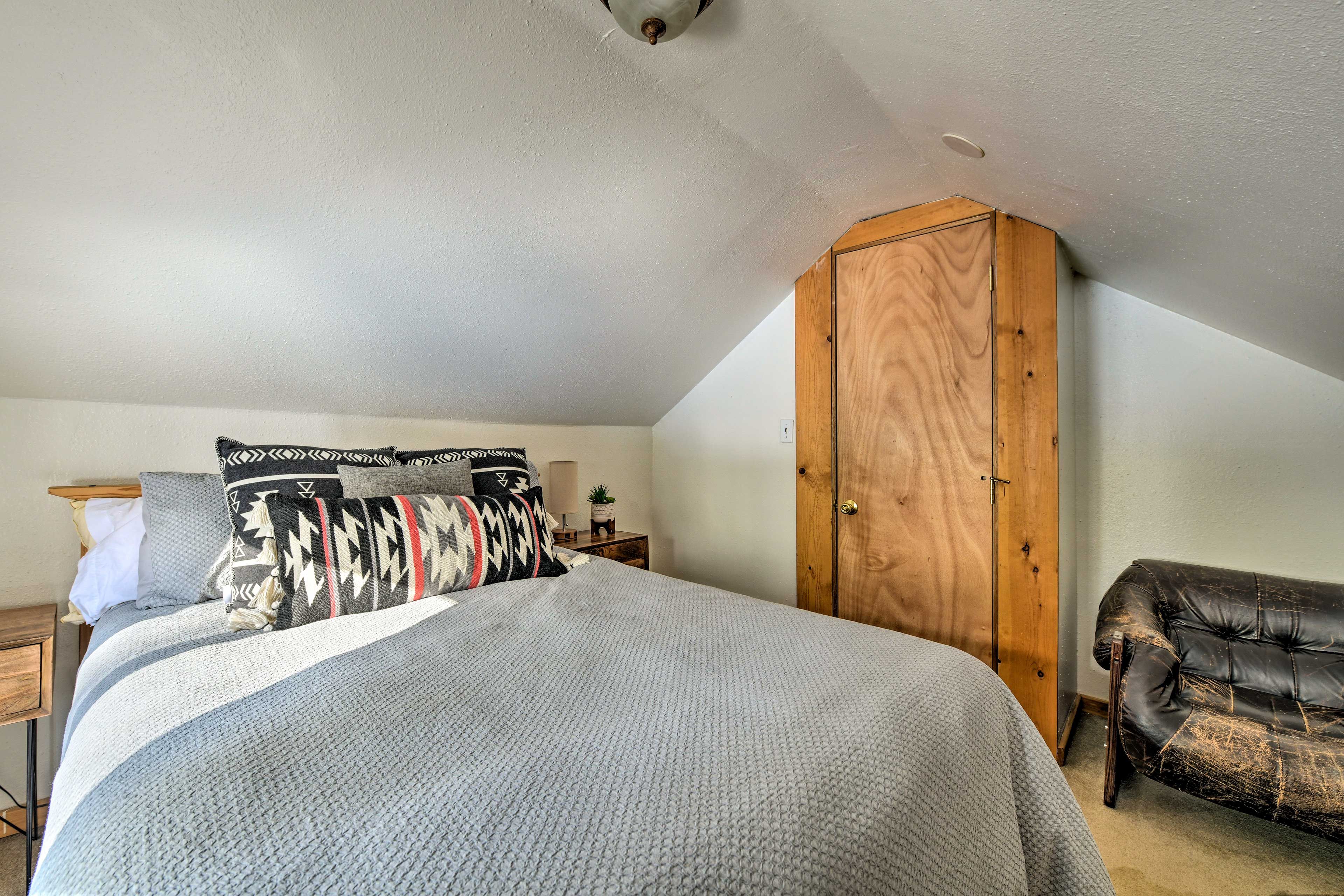 Bedroom 2 | Queen Bed
