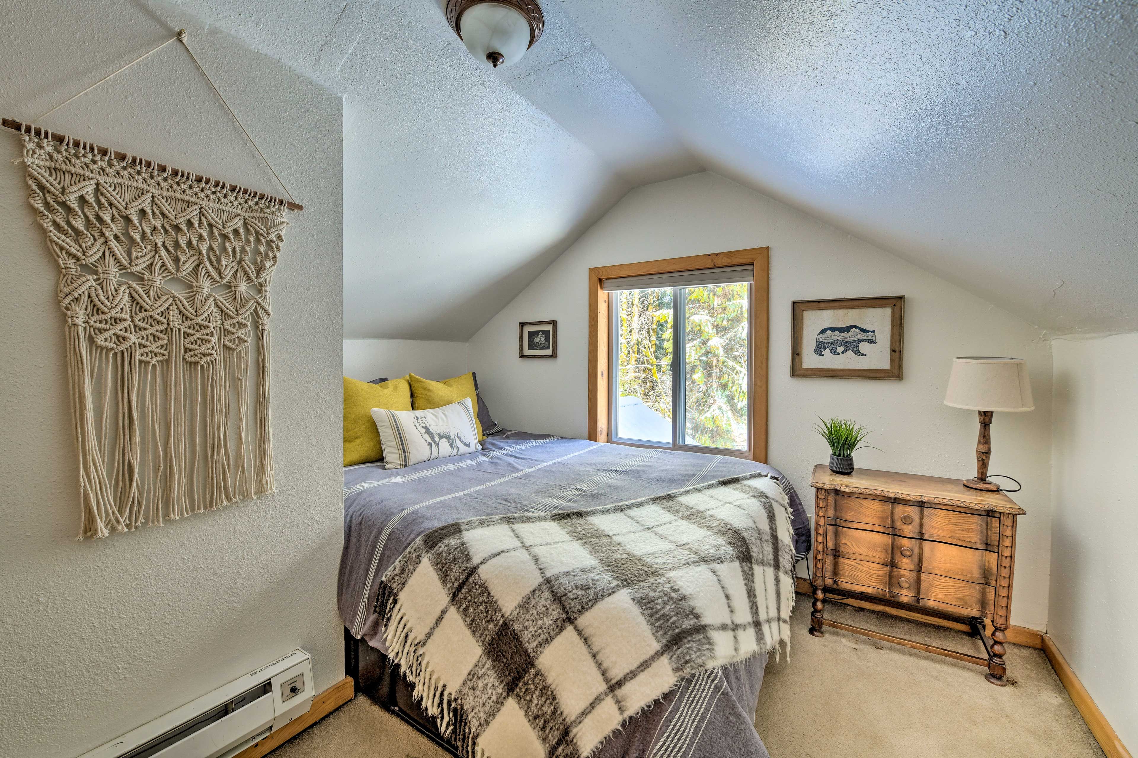 Bedroom 3 | Queen Bed