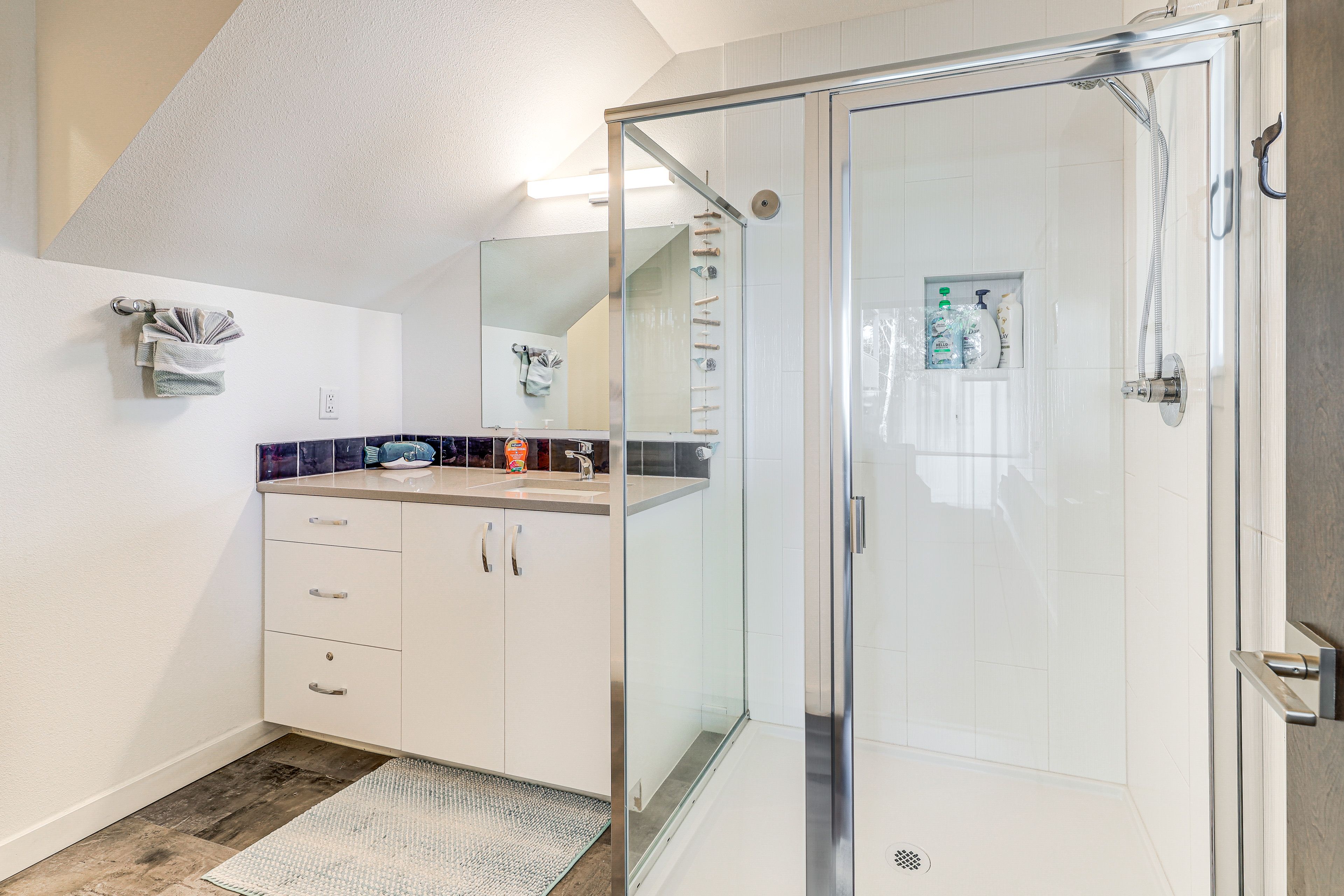 Full Bathroom | Towels Provided | 1st Floor