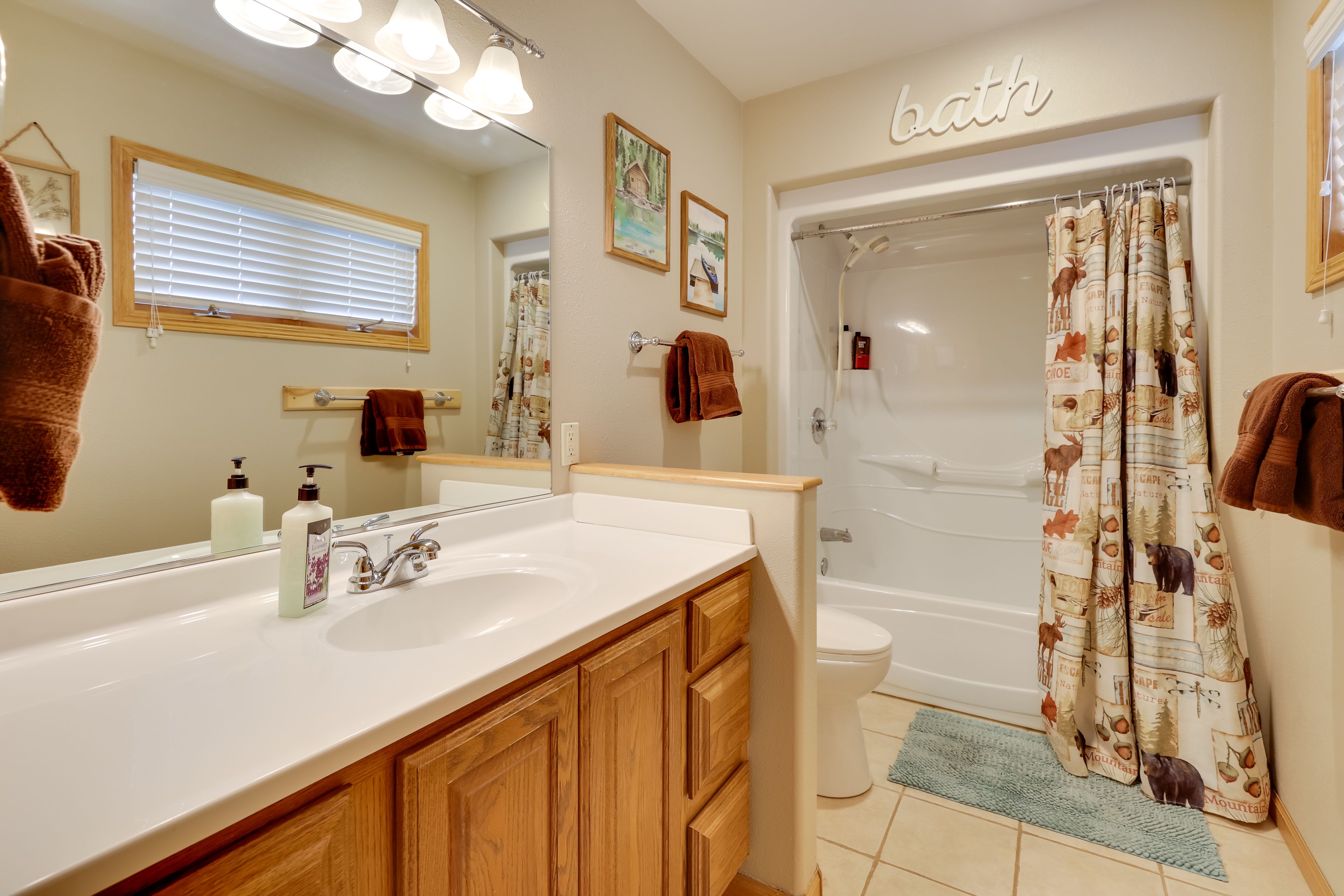 En-Suite Bathroom | Towels & Linens Provided