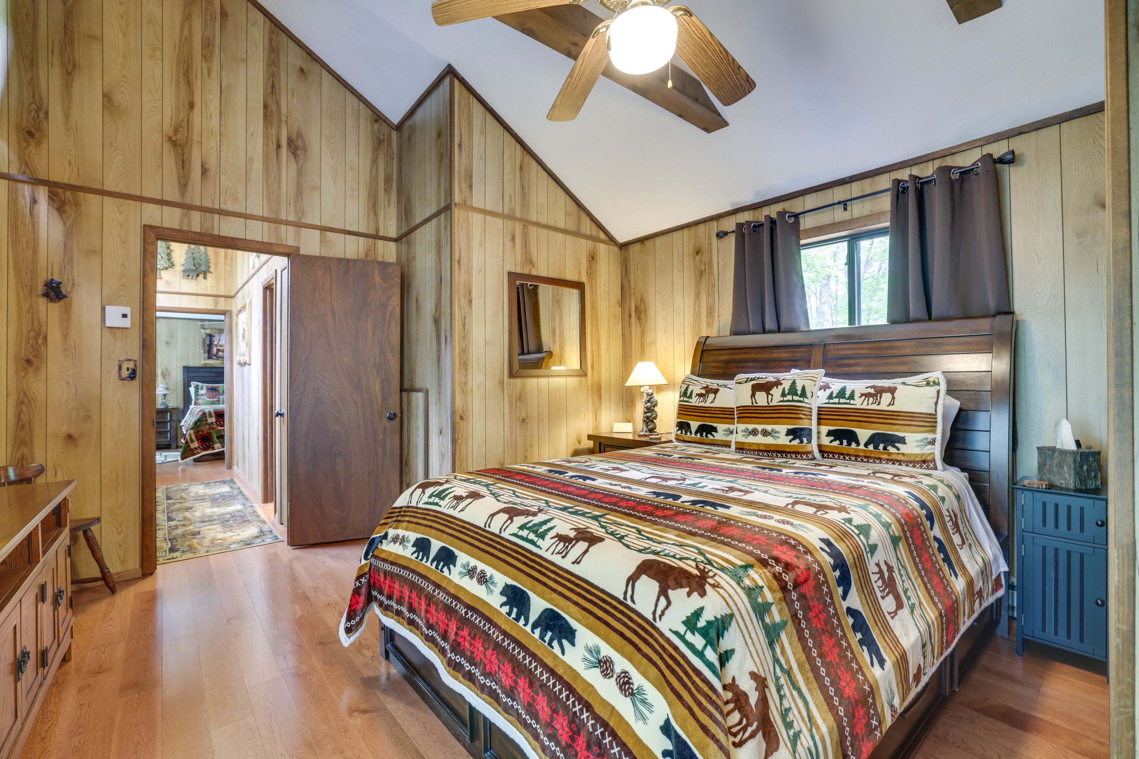 Bedroom 1 | Queen Bed