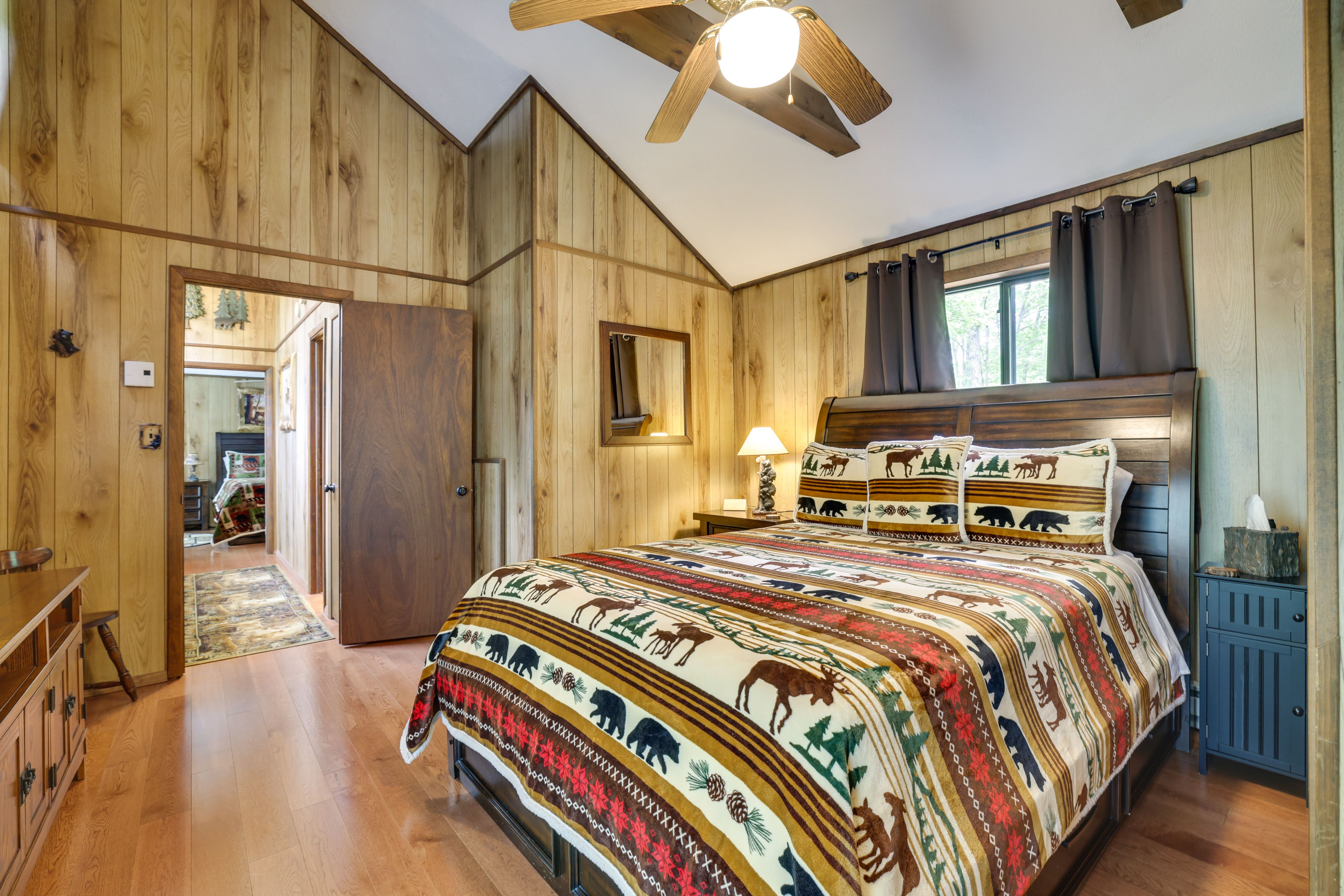 Bedroom 1 | Queen Bed