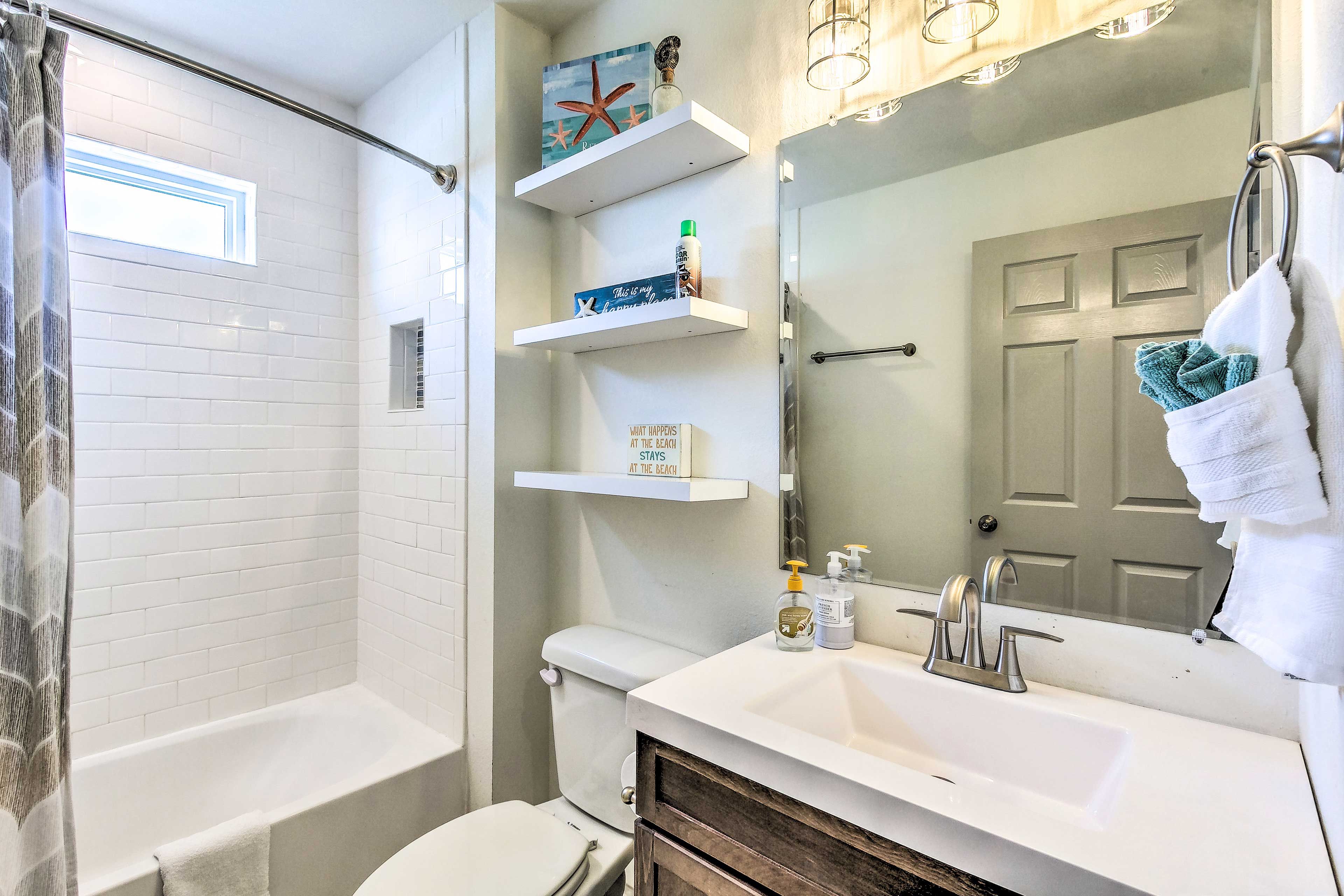 Full Bath: Shower/Tub Combo | Complimentary Toiletries