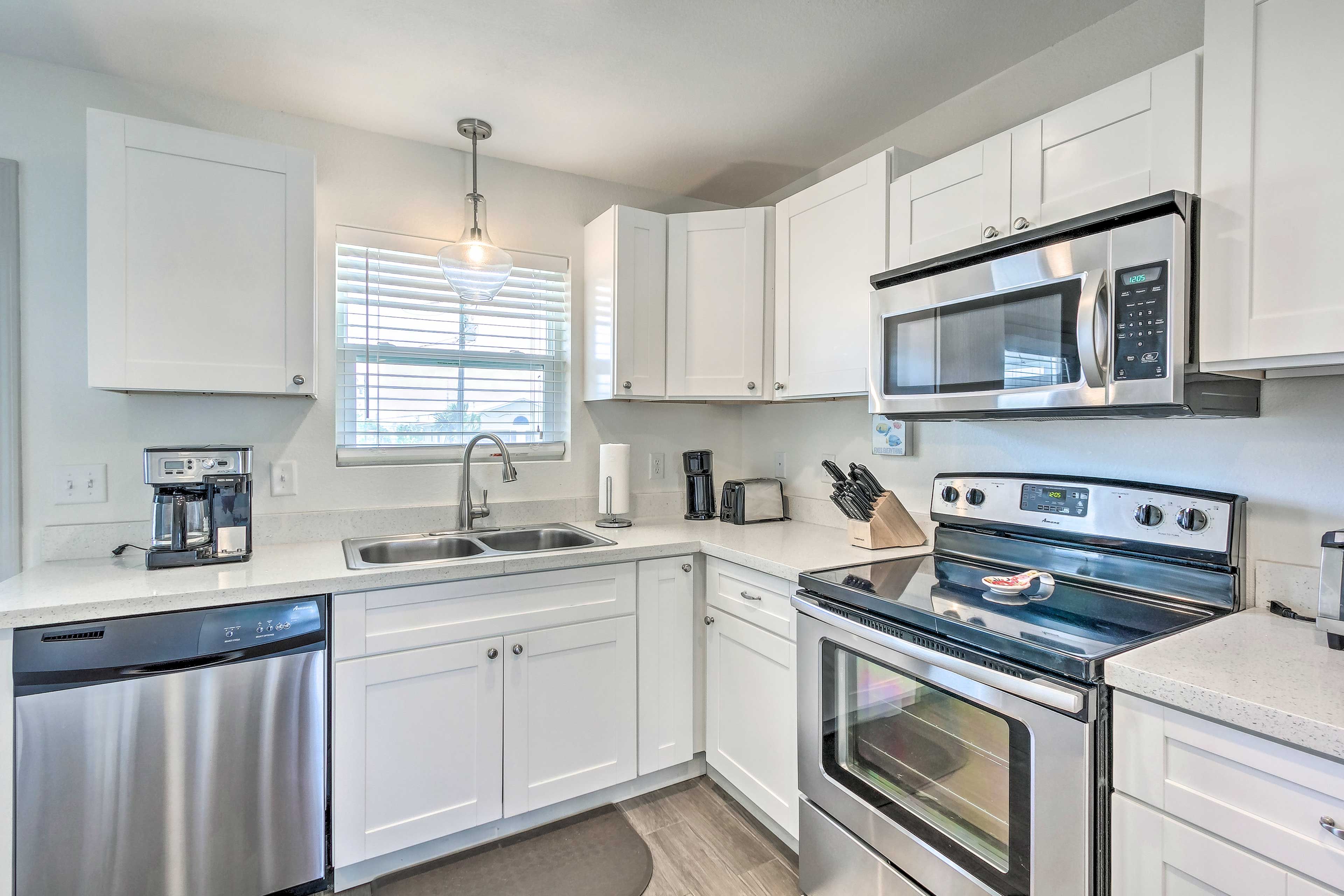 Fully Equipped Kitchen: Knife Set | Trash Bags & Paper Towels