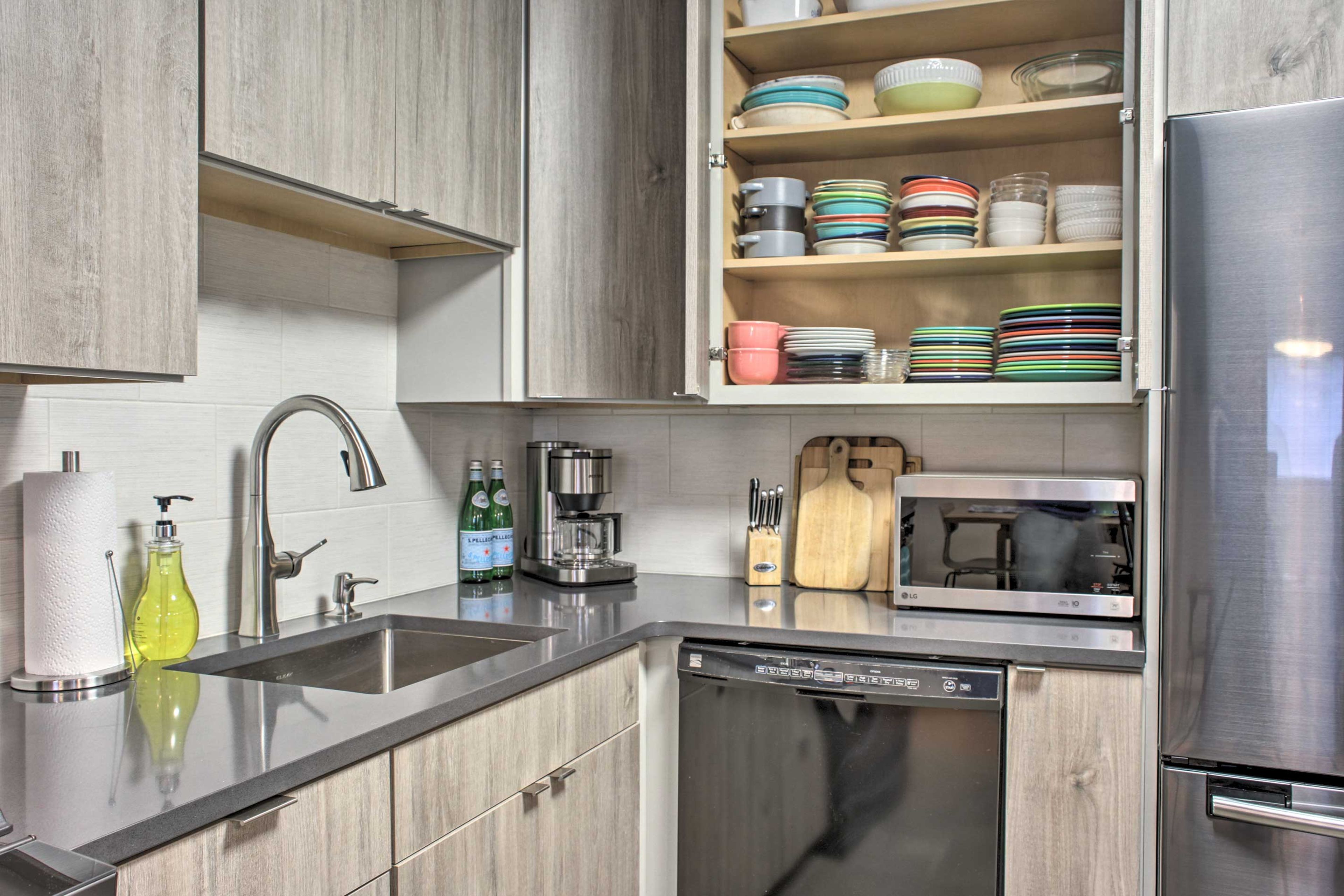 This kitchen has everything you need to get cooking.